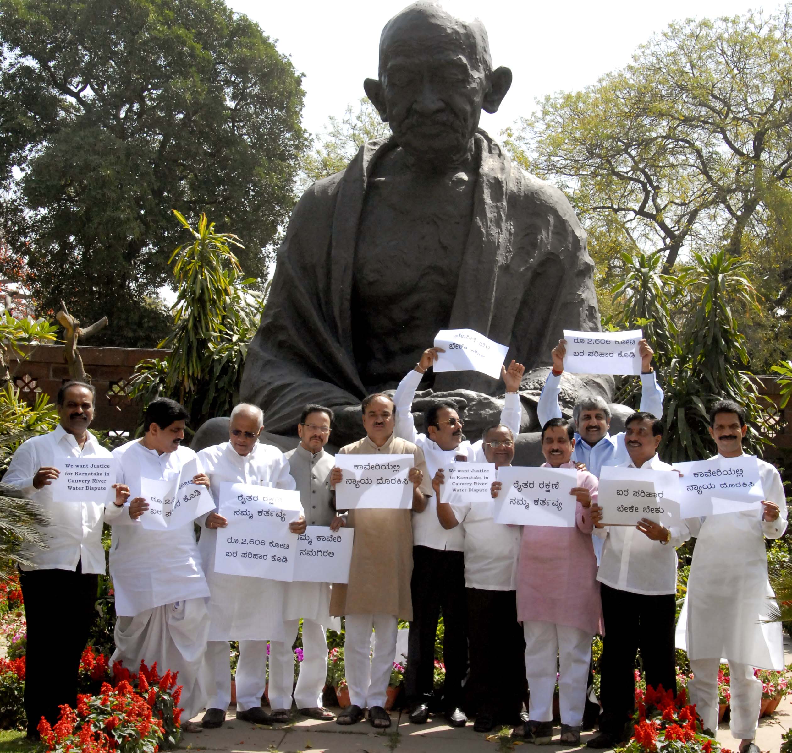 BJP General Secretary, Shri Ananth Kumar and Karnataka BJP MPs protest at Sansad Premises on Kaveri water dispute on March 29, 2012