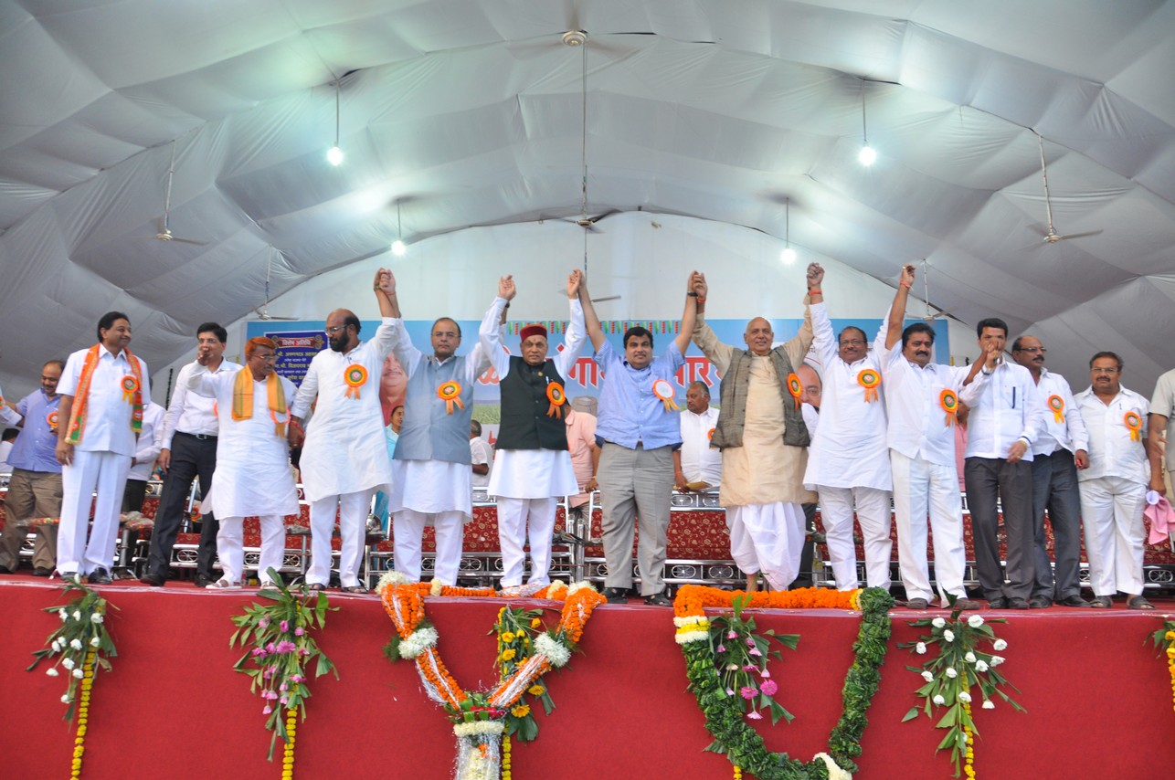 Shri Nitin Gadkari, Shri Arun Jaitley and Shri Prem Kumar Dhumal at a massive Kisan Rally at Jamni in Wardha district of Vidharbha on November 01, 2011