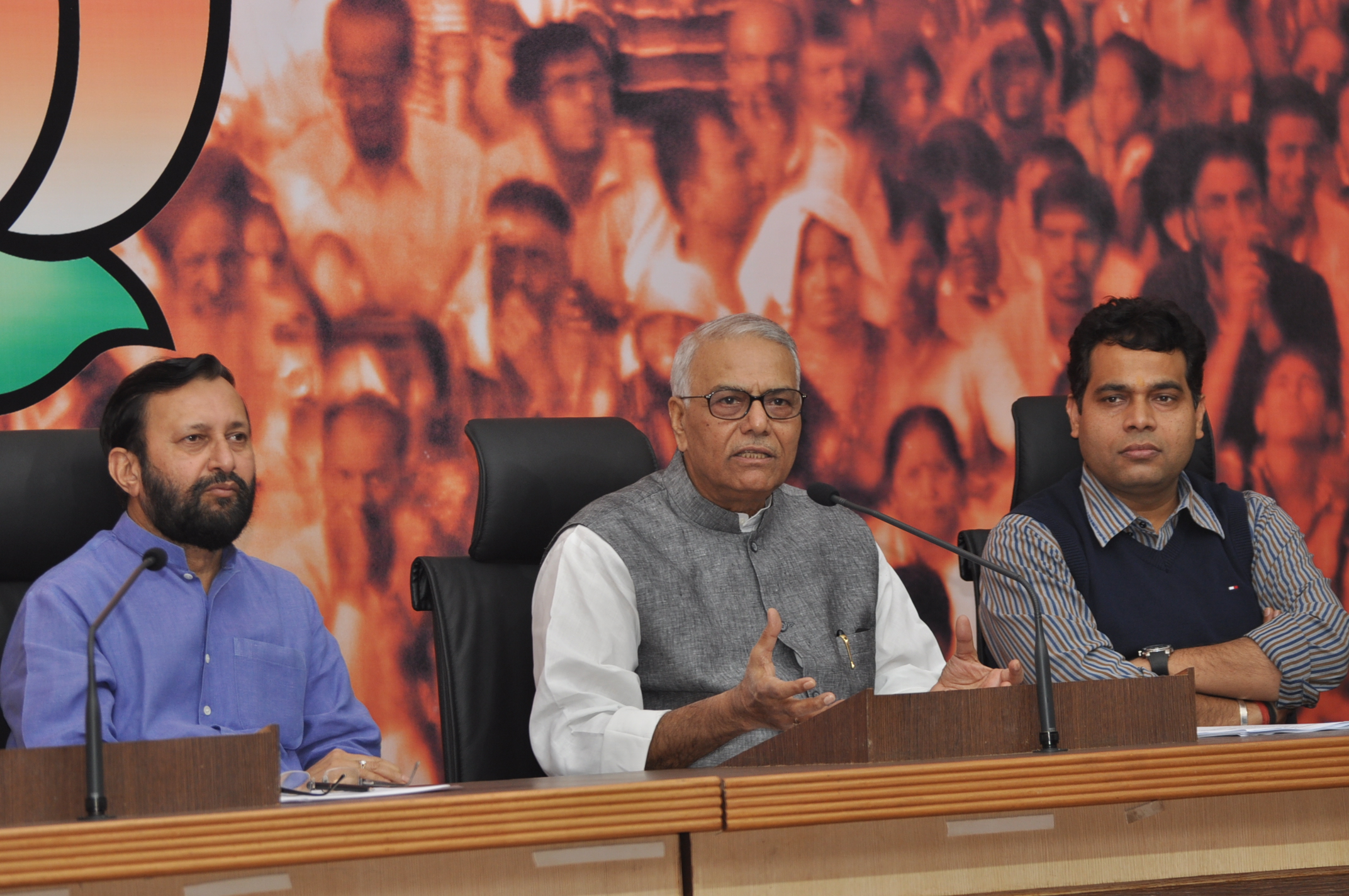 Shri Yashwant Sinha and Shri Prakash Javadekar addressing a press conference at 11, Ashoka Road on November 11, 2011