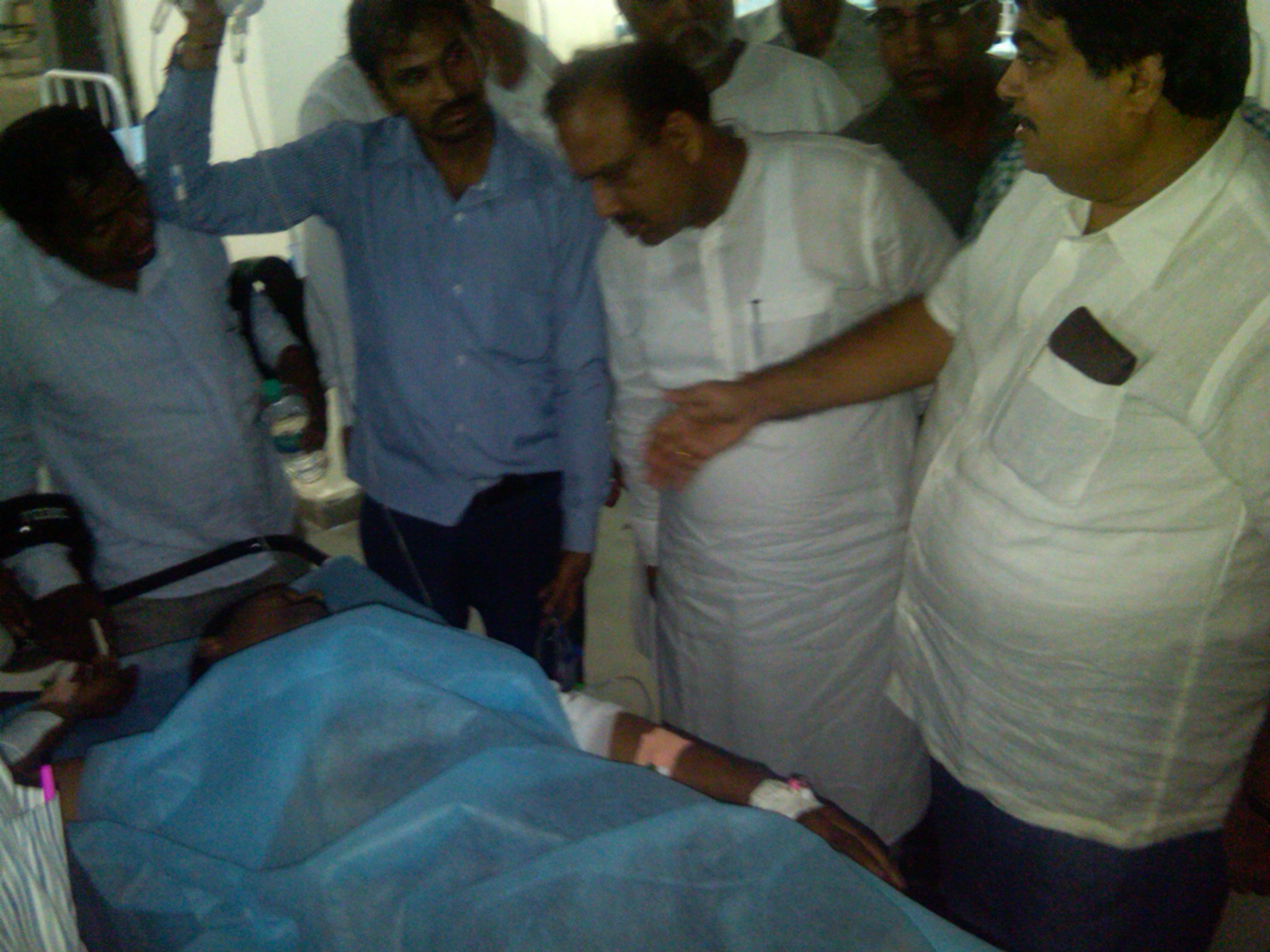 BJP National President Shri Nitin Gadkari visiting RML hospital to see victims of bomb blast today in Delhi on September 7, 2011