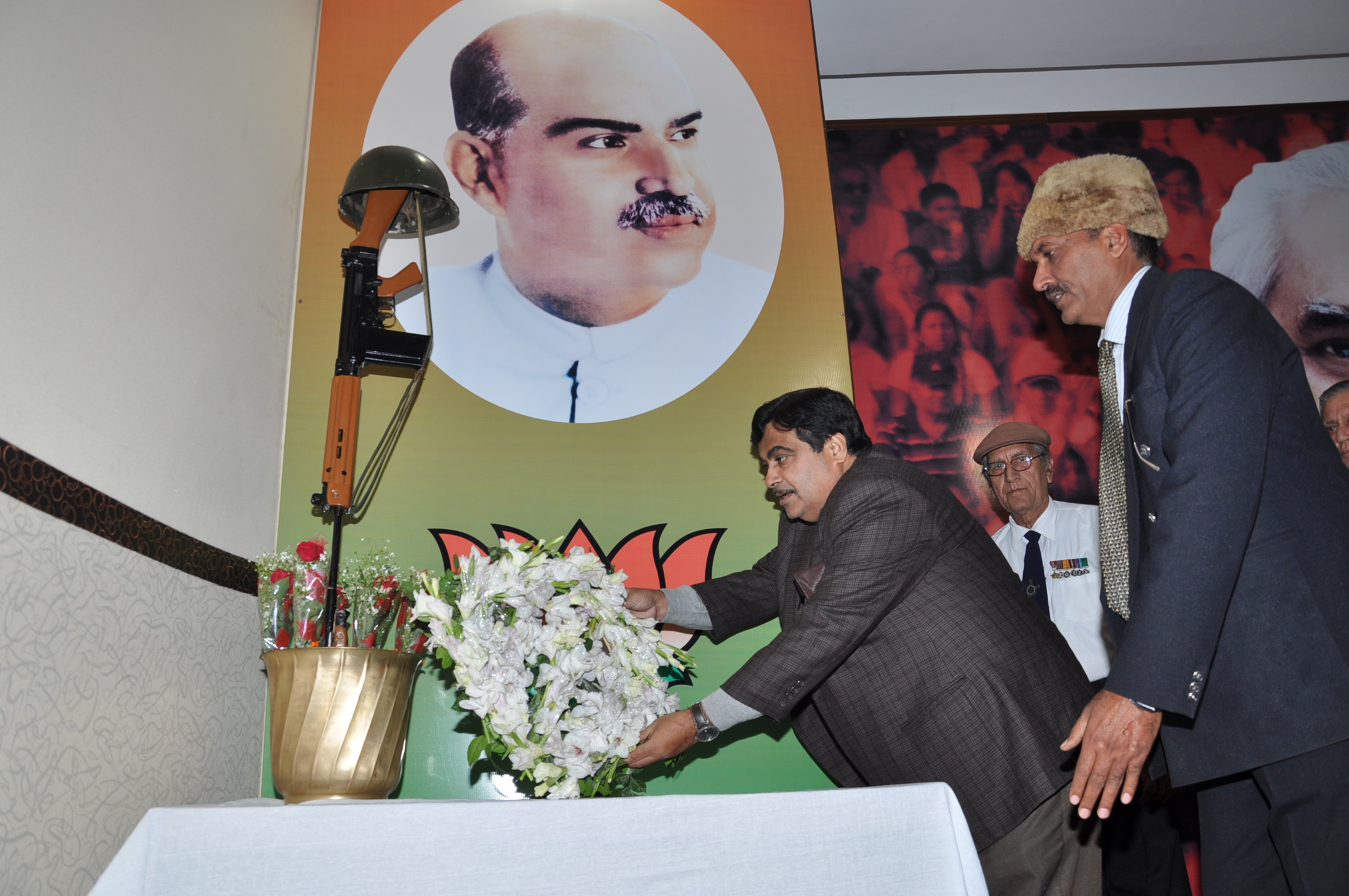 BJP President Shri Nitin Gadkari addressing Ex-Servicemen programme at 11, Ashoka Road, New Delhi 110001 on December 15, 2011