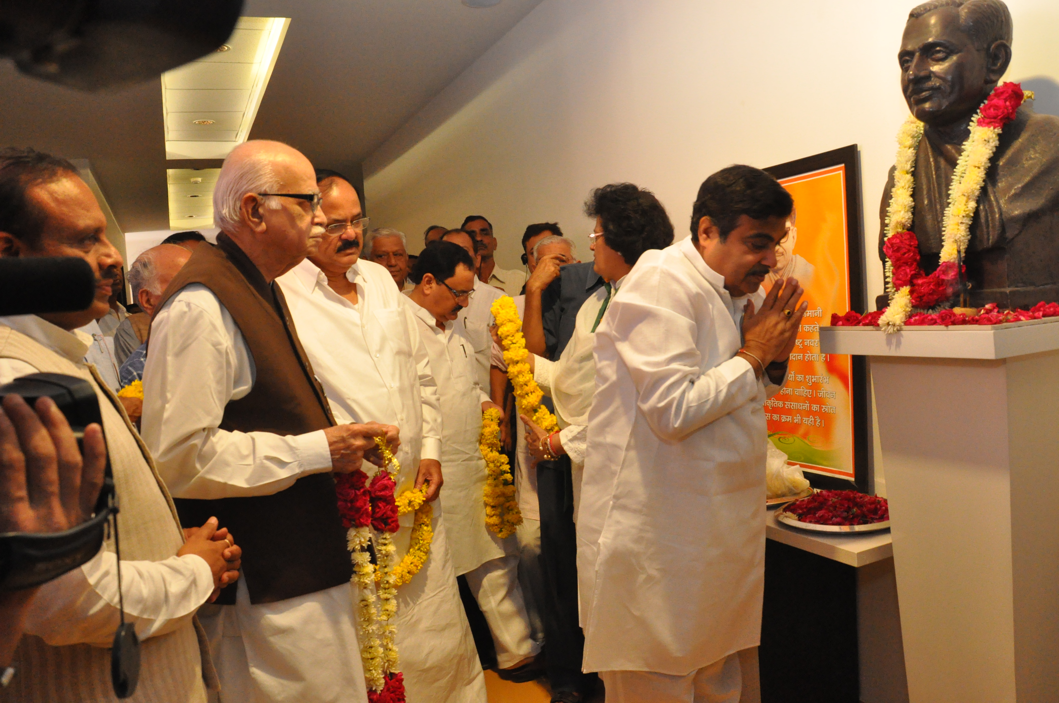 Shri L.K. Advani, Shri Nitin Gadkari, Shri M.V. Naidu and other BJP Leaders paying Floral Tribute to Pt. Deen Dayal Upadhyaya on his Birth Annivesary at 11, Ashoka Road on September 25, 2012