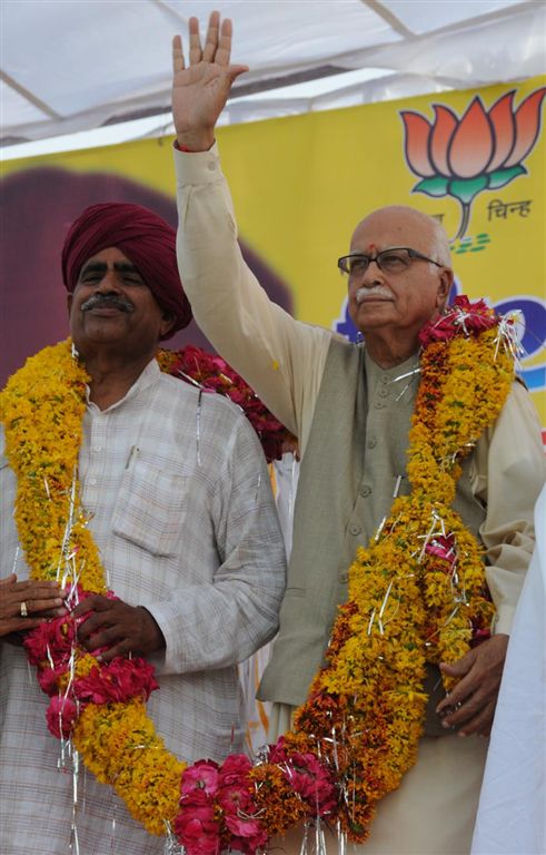 Shri LK Advaniji along with Col. Kirorisingh Baisala the BJP candidate from Sawaimadhopur in Rajasthan on May 4, 2009