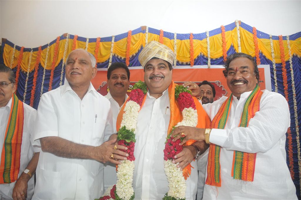 BJP National President, Shri Nitin Gadkari, Karnataka Chief Minister, and State ministers in the meeting in Bangalore on July 3, 2010