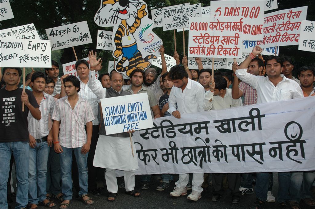 Shri Vijay Goel on protest march for free ticket for students to CWG Stadium on October 08, 2010