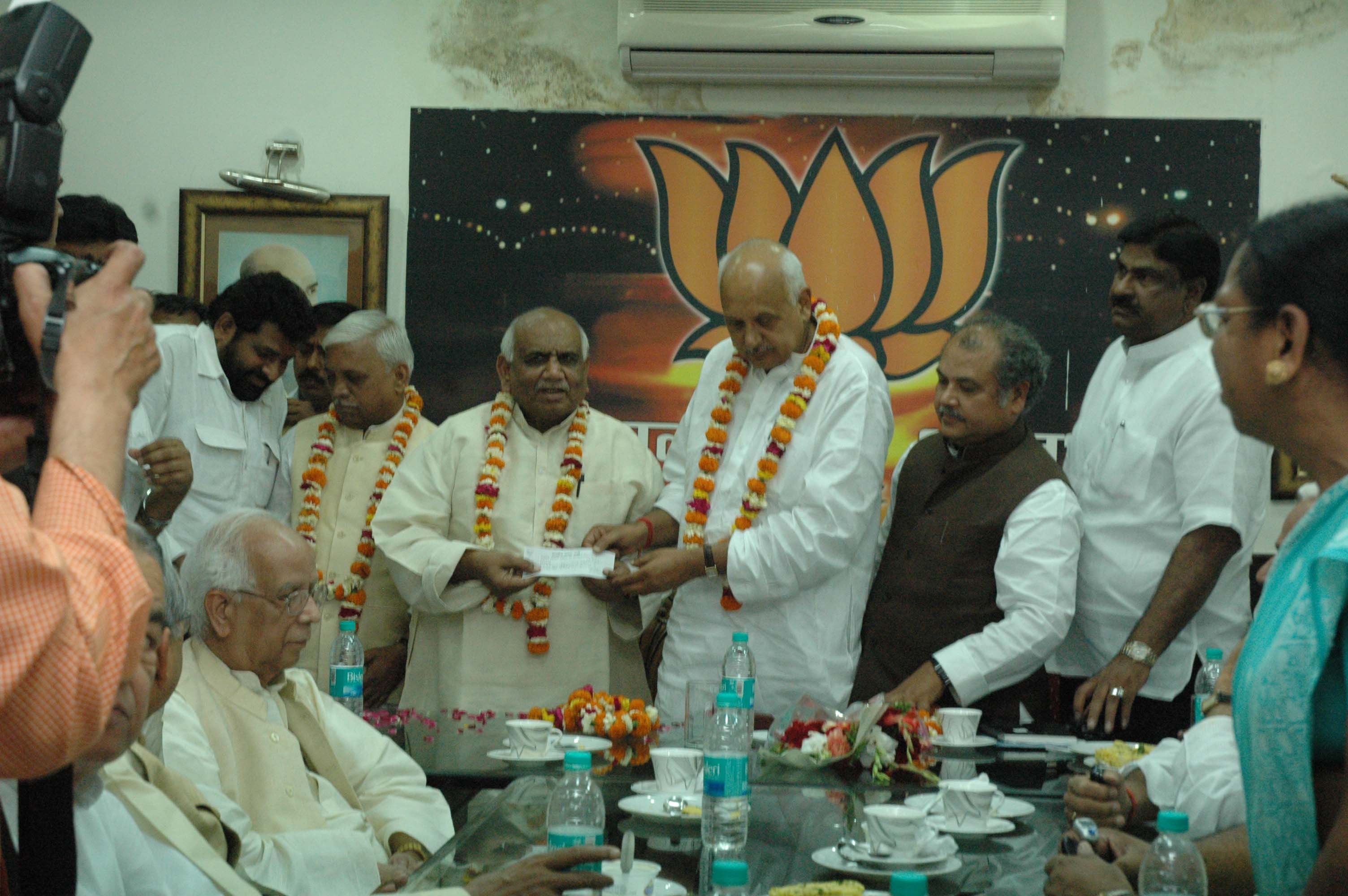 Ex-Union Minister, Shri Chhatrapal Singh joining BJP in presence of UP President, Shri Surya Pratap Shahi and National Secretary, Shri Ashok Pradhan on April 20, 2011