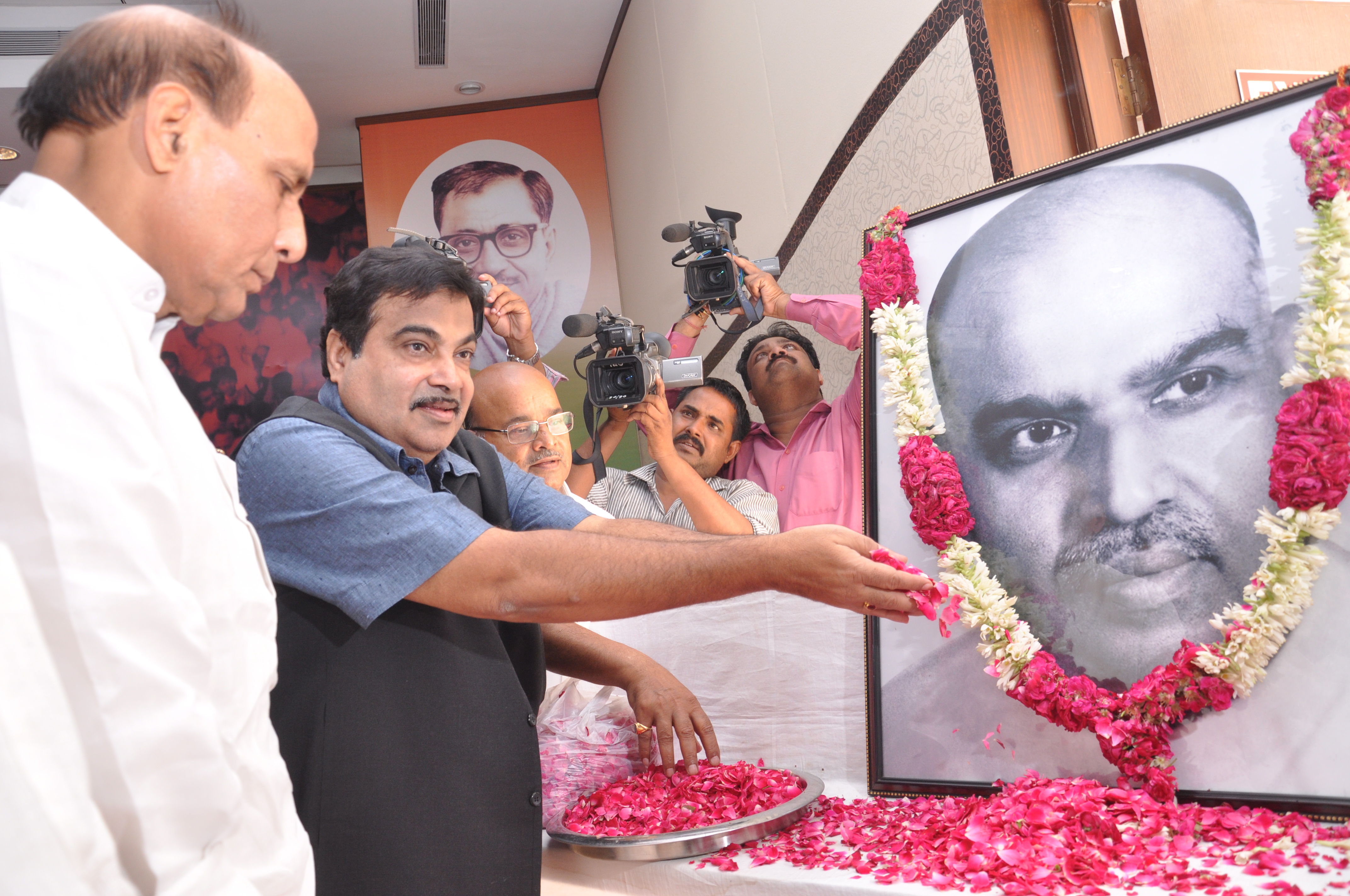 BJP President, Shri Nitin Gadkari paying floral tribute to Dr. Shyama Prasad Mookerjee on his 111th Birth Anniversary at 11, Ashoka Road, New Delhi on July 6, 2012