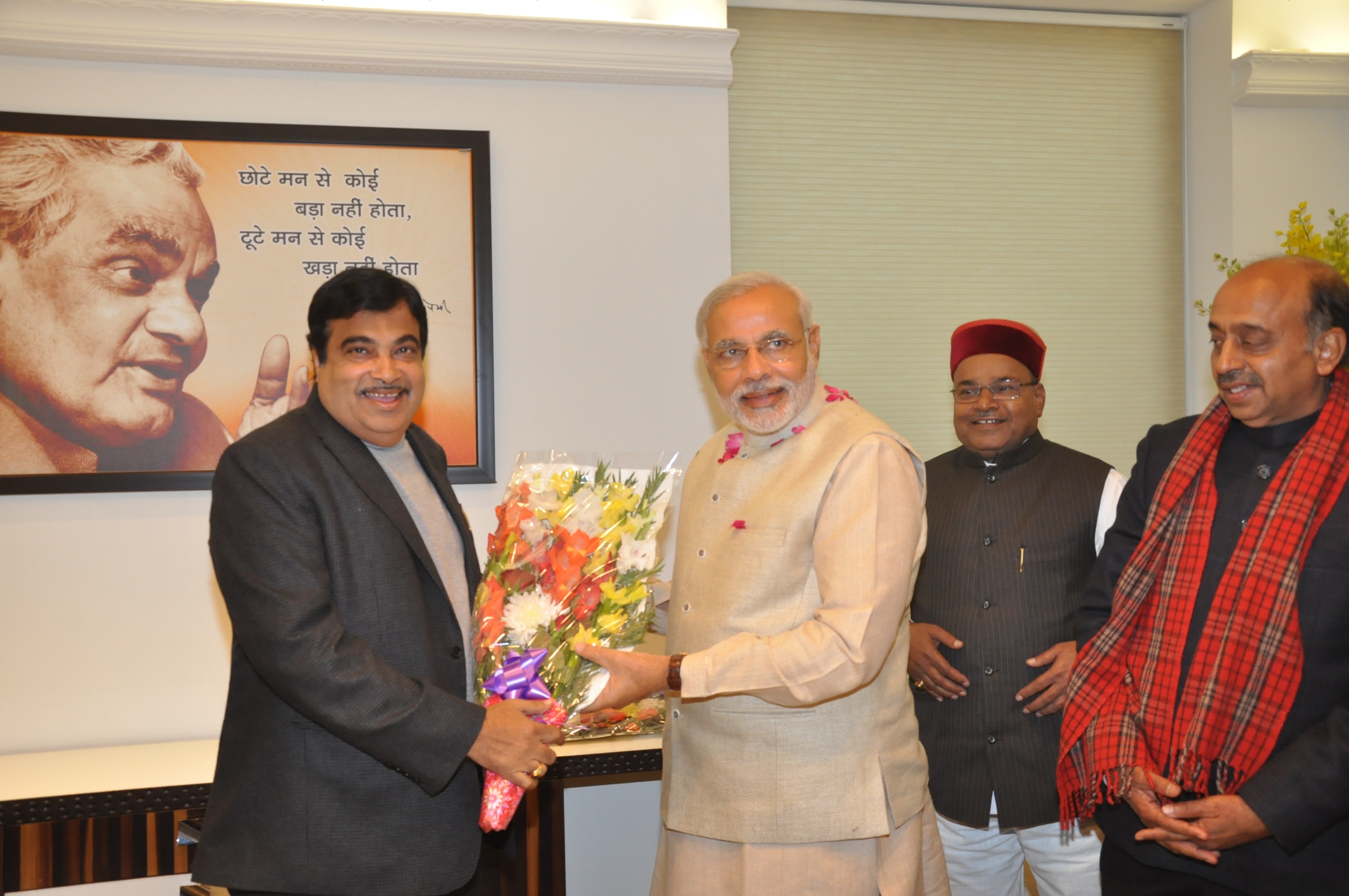 Gujarat Chief Minister, Shri Narendra Modi felicitate by BJP President, Shri Nitin Gadkari at 11, Ashoka Road, New Delhi on December 27, 2012