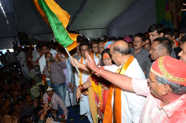 BJP National President, Shri Rrajnath Singh and Smt. Vasundhara Raje during Suraj Sankalp Yatra at Charbhuja (Udaipur) on April 04, 2013