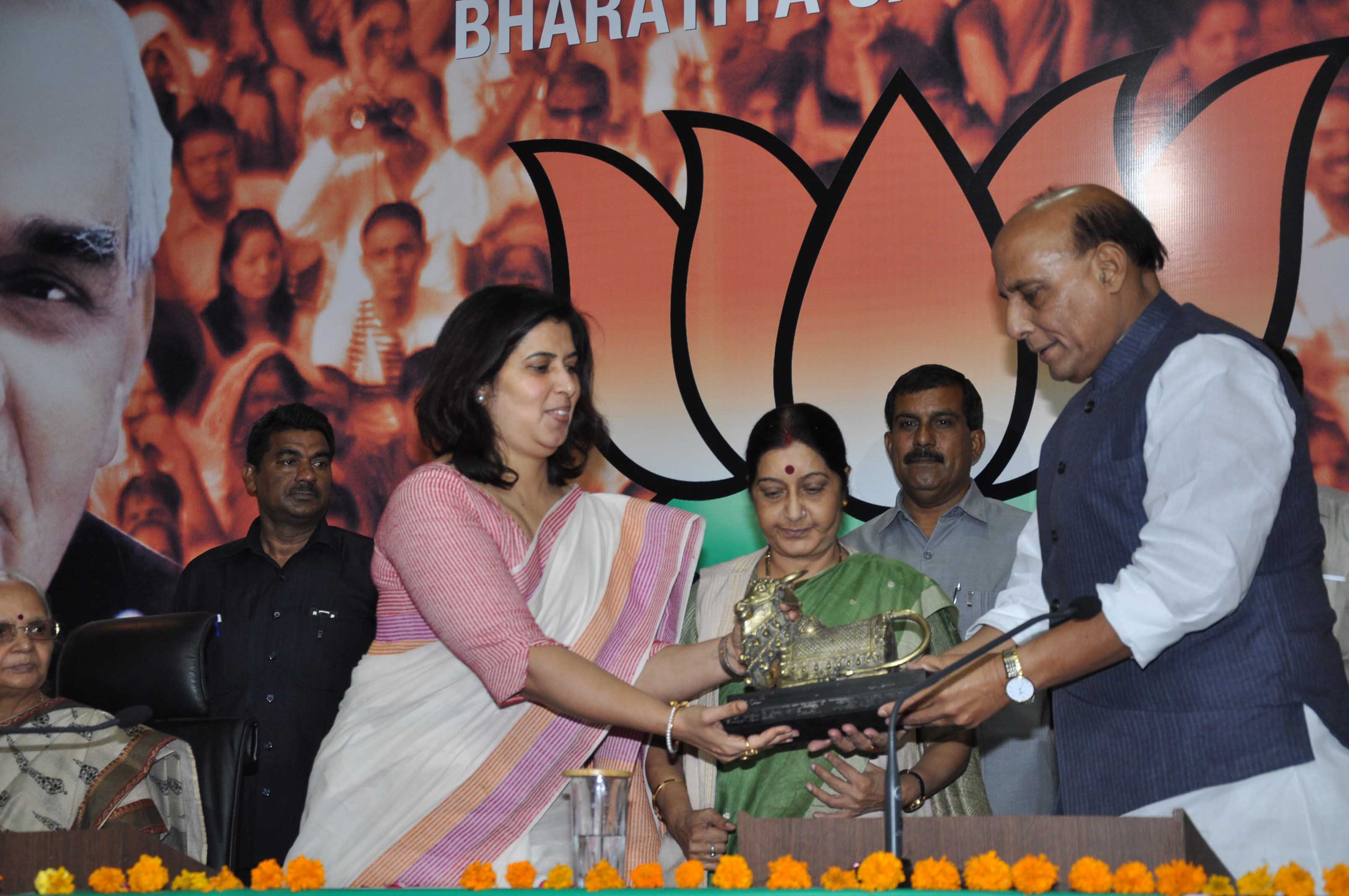 Shri Rajnath Singh and Smt Sushma Swaraj on the occasion of Sushree Saroj Pandey taking charge as Mahila Morcha President on April 24, 2013