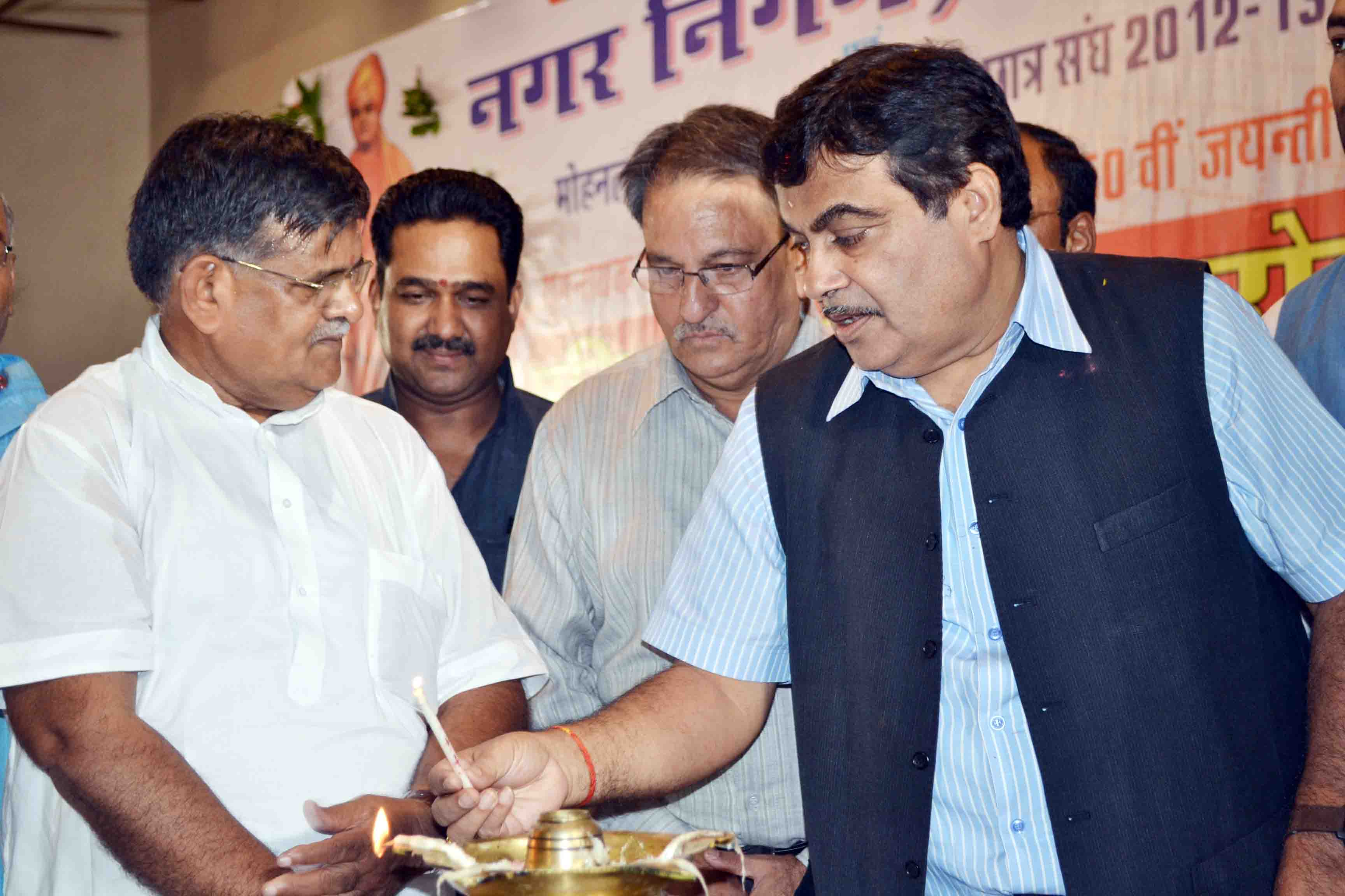 Former BJP President, Shri Nitin Gadkari inaugurating the statue of Swami Vivekanand at Sukhadia Vidyalaya, Udaipur on July 30, 2013