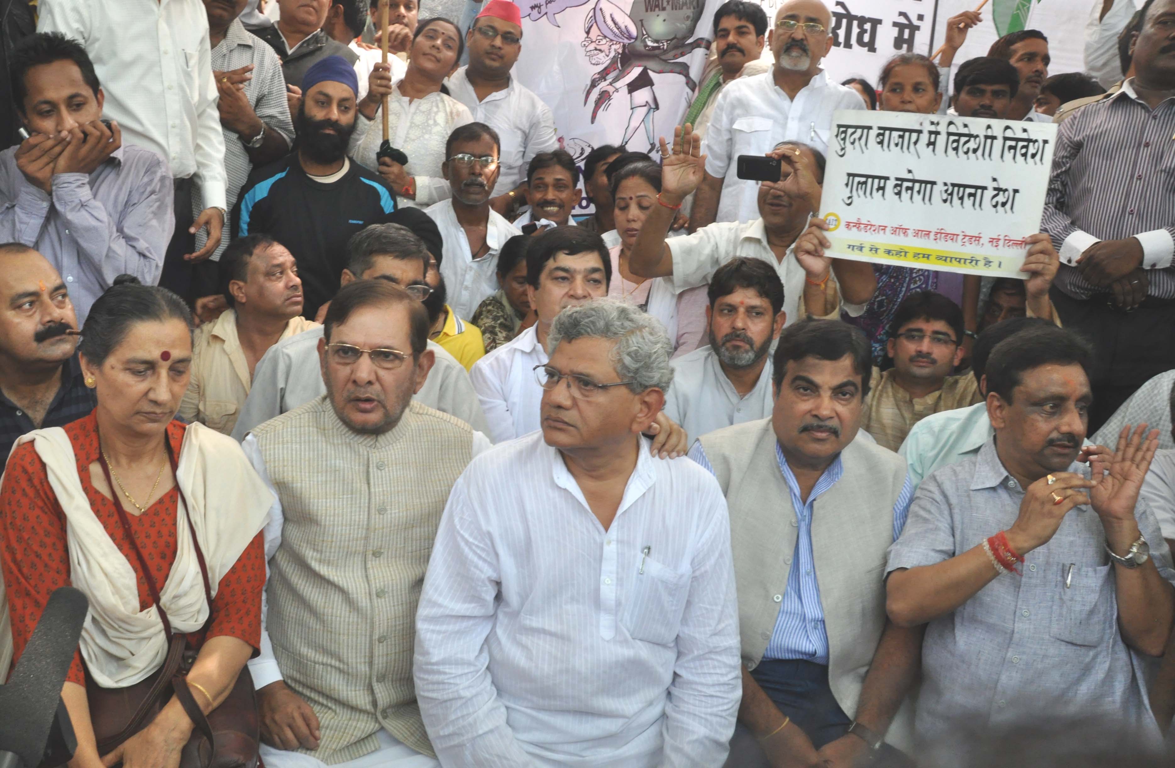 Shri Nitin Gadkari, Dr. Murli Manohar Joshi and other senior leaders during "Bharat Bandh" at Jantar Mantar on September 20, 2012