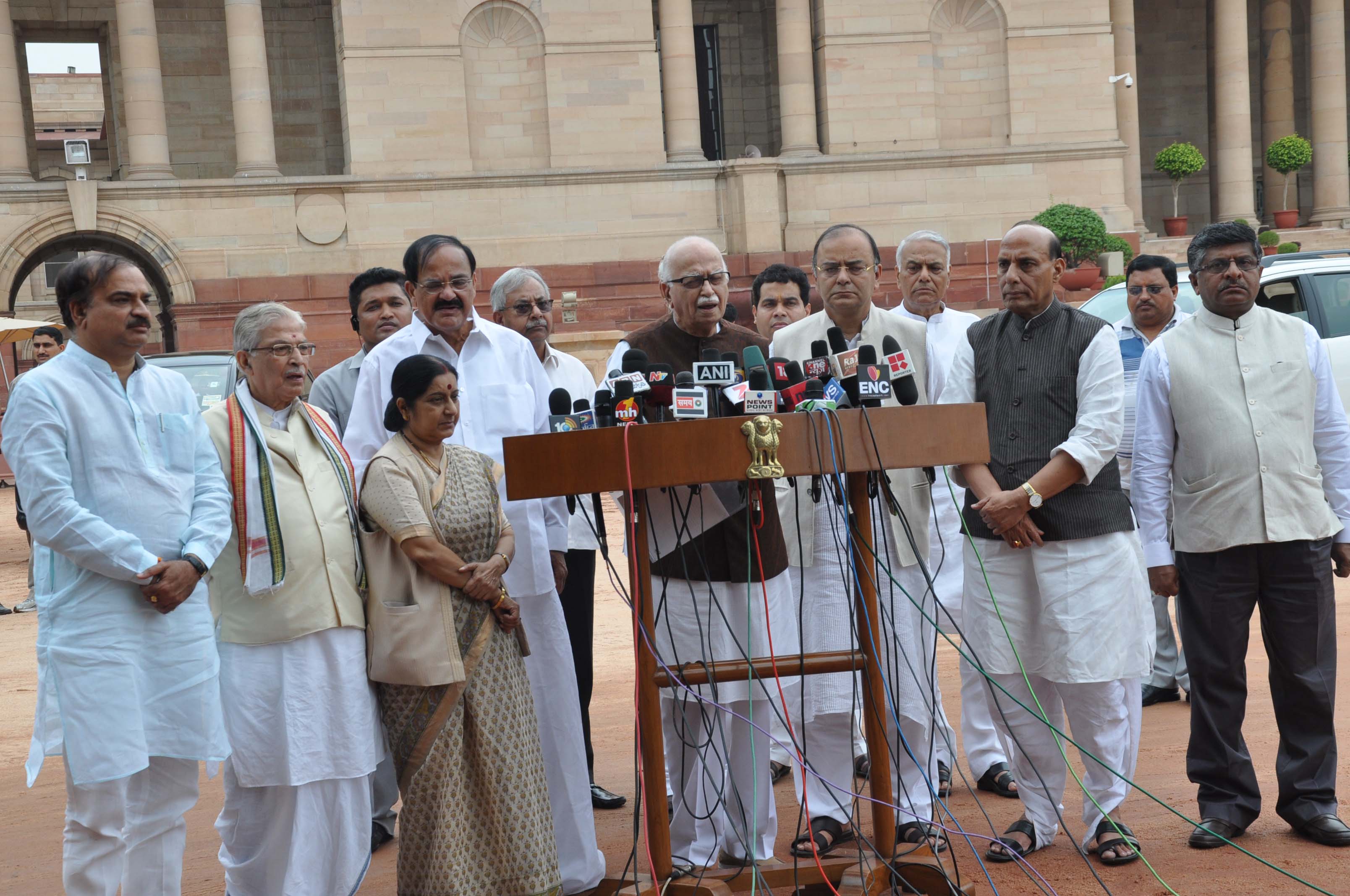 BJP delegation led by Shri L.K. Advaniji submitting a memorandum to the President of India at Rashtrapati Bhawan on August 30, 2013