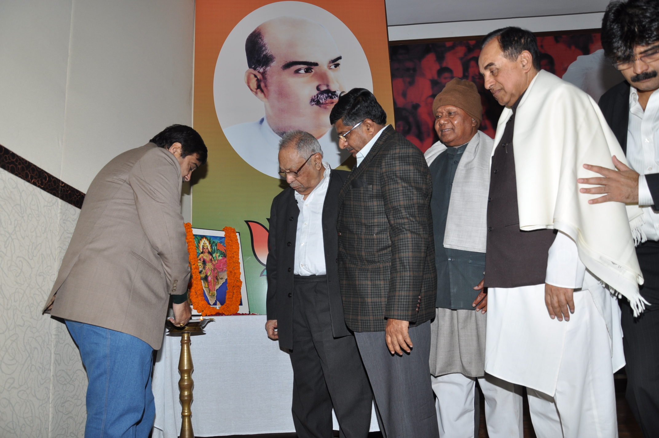 BJP President, Shri Nitin Gadkari launching BJP Sahyog Cell website on the occasion of discussion "SAHYOG SE SANGATHAN" inspired by Shri Nanaji Deshmukh at 11, Ashoka Road, New Delhi on December 15, 2011