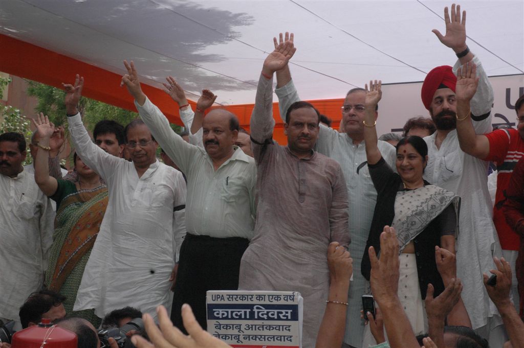 Smt Sushmaji, Shri Jaitleyji and other BJP leaders during a dharna against bad governance of UPA-II at Jantar Mantar on May 24, 2010