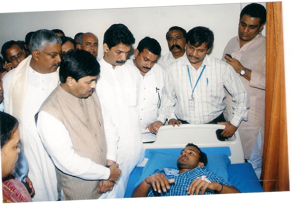 Photographs of BJP National Spokesperson, Syed Shahnawaz Hussain meet with victims of Mangalore Air crash on May 24, 2010