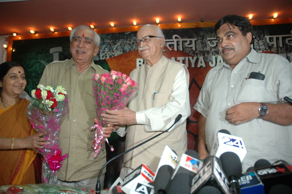 Shri Jaswant Singh joining BJP in the presence of Advaniji, Gadkariji and Sushmaji on June 24, 2010