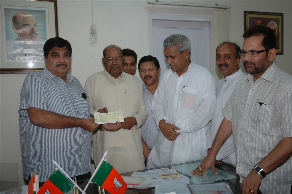 Launching "Jeevan Sankalp Yojana" BJP National President, Shri Nitin Gadkari at 11, Ashoka Road, on June 30, 2010