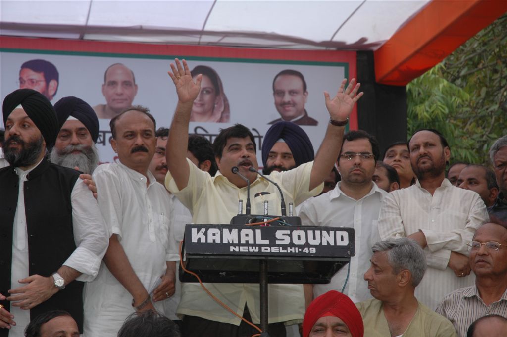 BJP National President, Shri Nitin Gadkari, JDU President Shri Sharad Yadav and other BJP leaders at Bharat Bandh on July 5, 2010