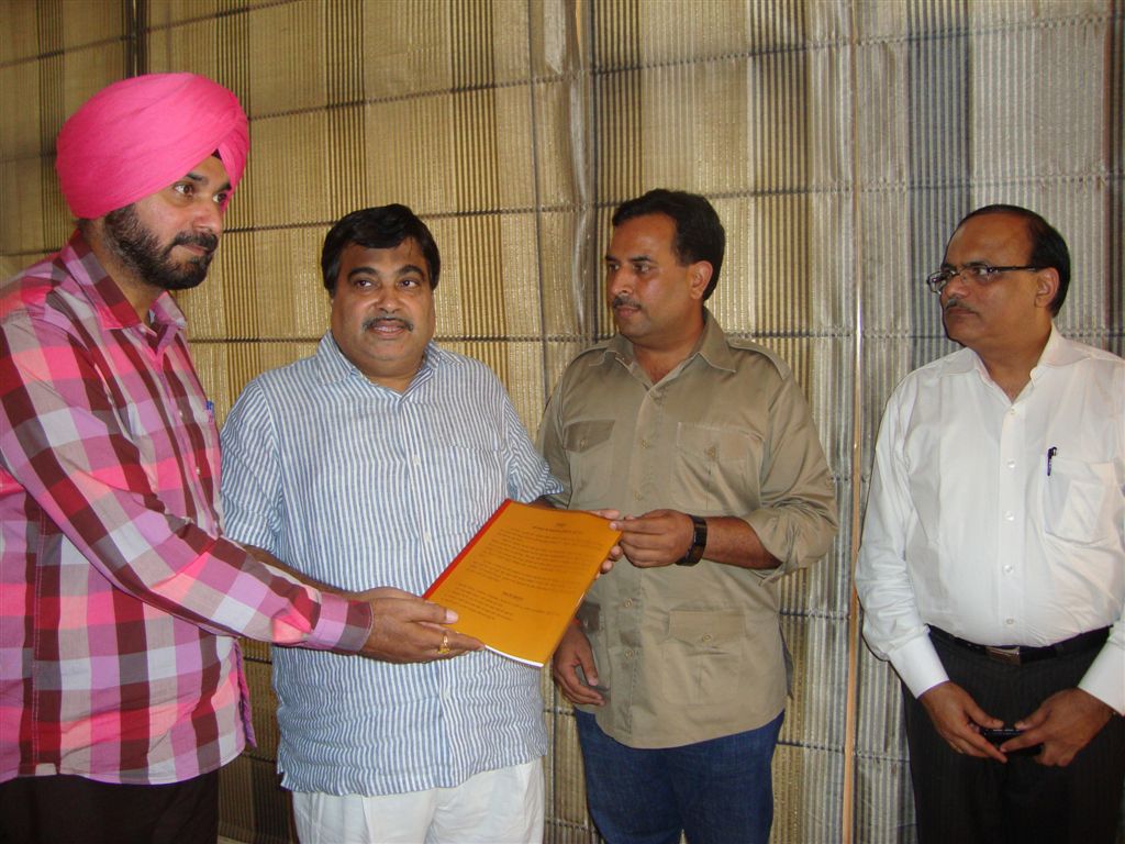 Shri Navjot Singh Siddhu and Captain Abhimanyu submit their reports on flood-affected areas of Punjab and Haryana on 14-7-2010