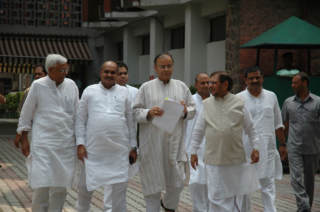 NDA delegation submiting memorandum to CEC regarding conduct of elections in Bihar on August 13, 2010