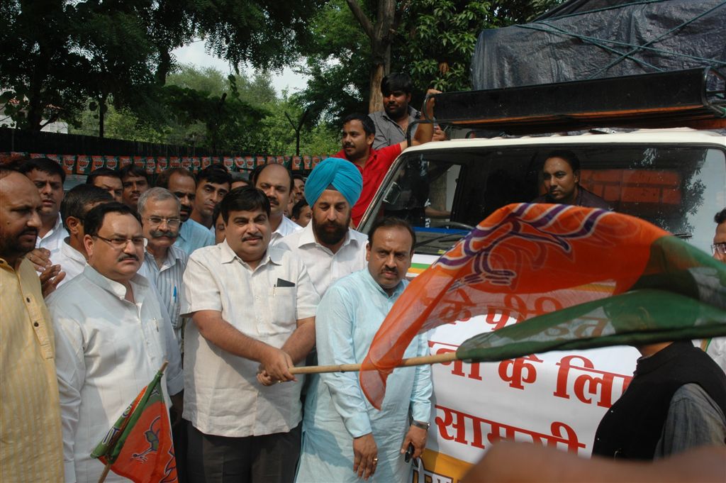 Shri Nitin Gadkari flagging off Vehicle carrying Relief Package for flood affected people of Leh (Ladakh) on August 13, 2010