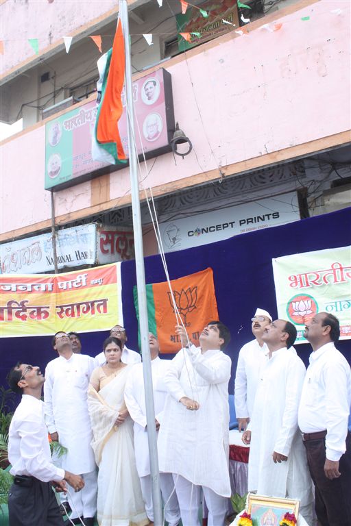 BJP National President, Shri Nitin Gadkari hoisting the National Flag at BJP Office Nagpur on August 15, 2010