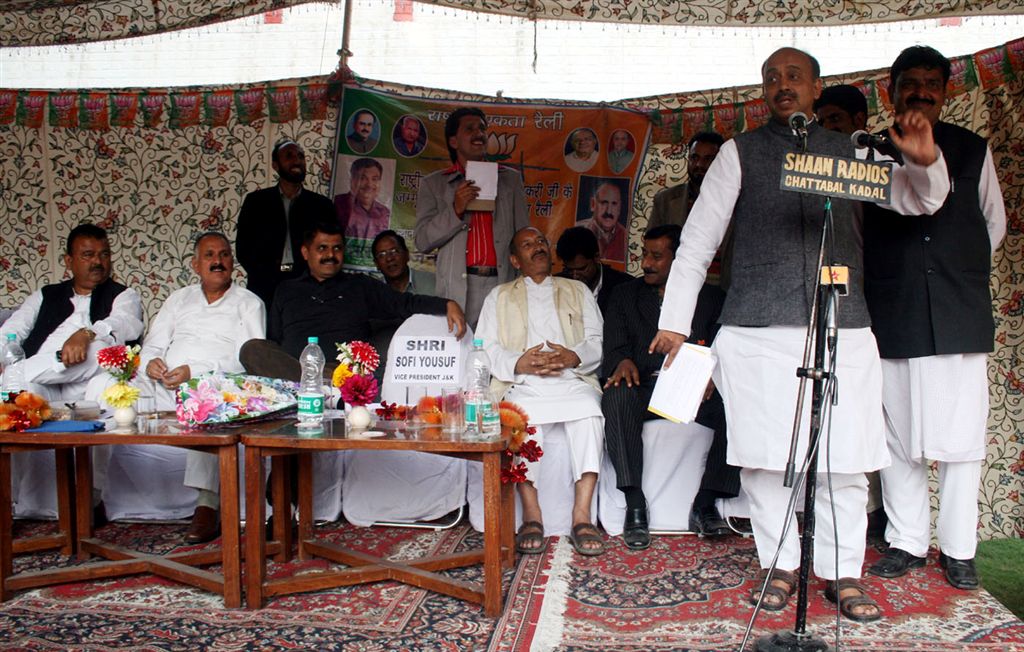 BJP National General Secretary, Shri Vijay Goel addressing the press conference at Jammu on October 21, 2010