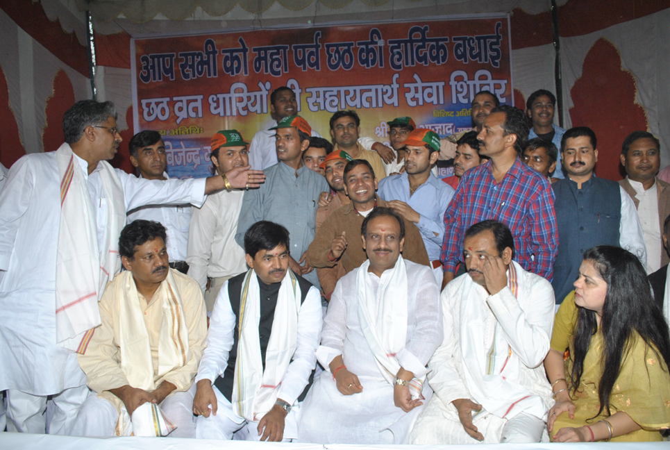 Shri Shahnawaz Hussain celebrating Chhatt Parva at Yamuna Ghat (New Delhi) alongwith Shri Vijendra Gupta and Shri Kirti Azad on November 12, 2010