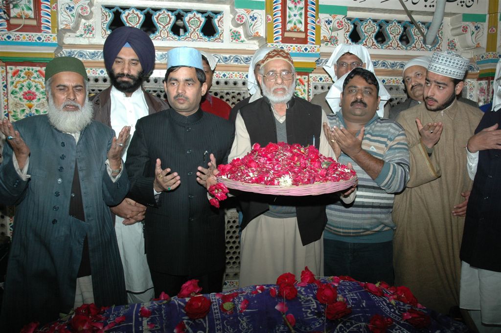 Shri Shahnawaz Hussain at Hazrat Nizamuddin Dargah praying for Shri Atal Bihari Vajpayeeji's good health on December 22, 2010