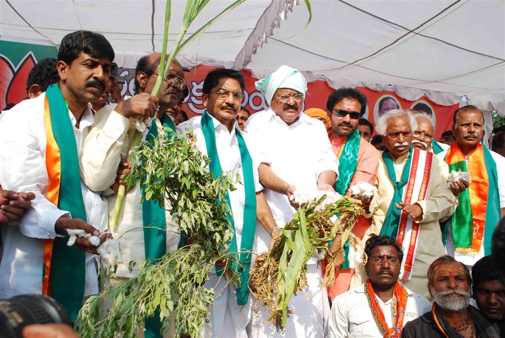 Shri M. V. Naidu, MP and Former BJP President courting arrest on Farmer's Issue at Hyderabad (AP) on December 28, 2010