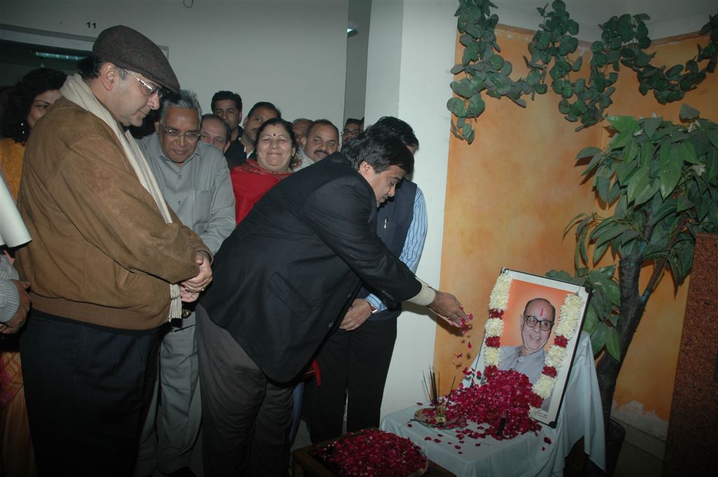 Shri Nitin Gadkari and Shri Arun Jaitleyji paying homage to Shri Kushabhau Thakre on his punyatithi on December 28, 2010