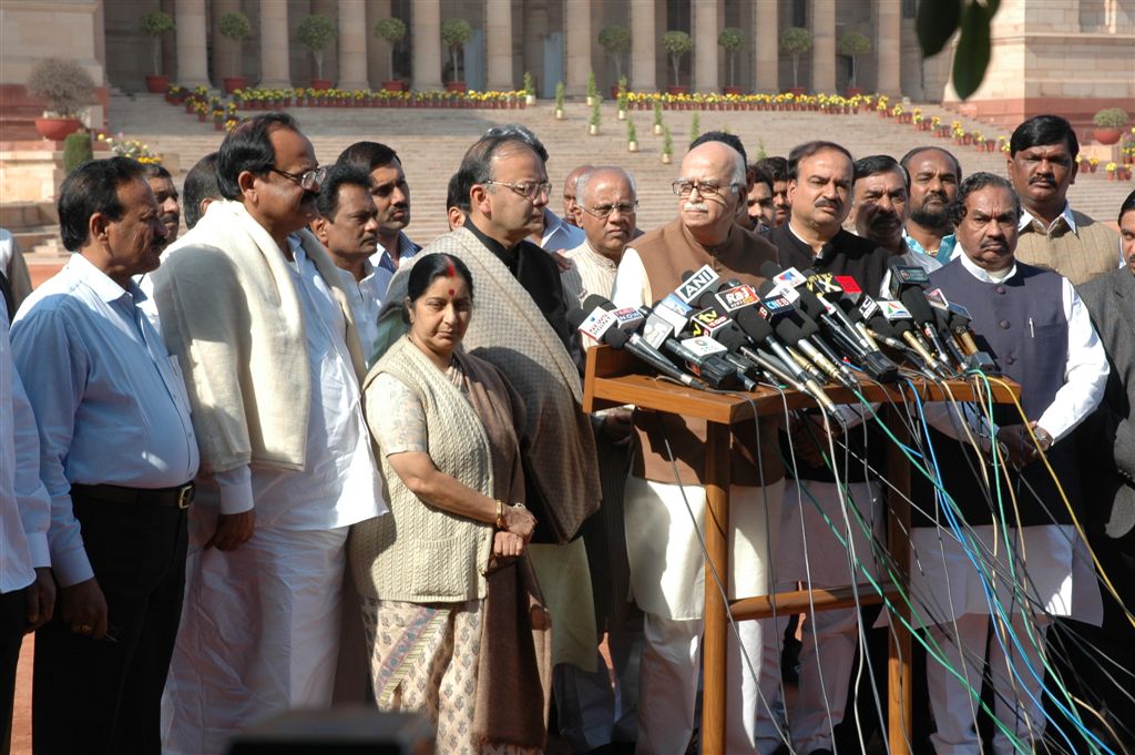 Sh Advaniji, Smt Swaraji, Sh Jaitleyji submit memorandum to President of India on K'taka Governor conduct on January 24, 2011