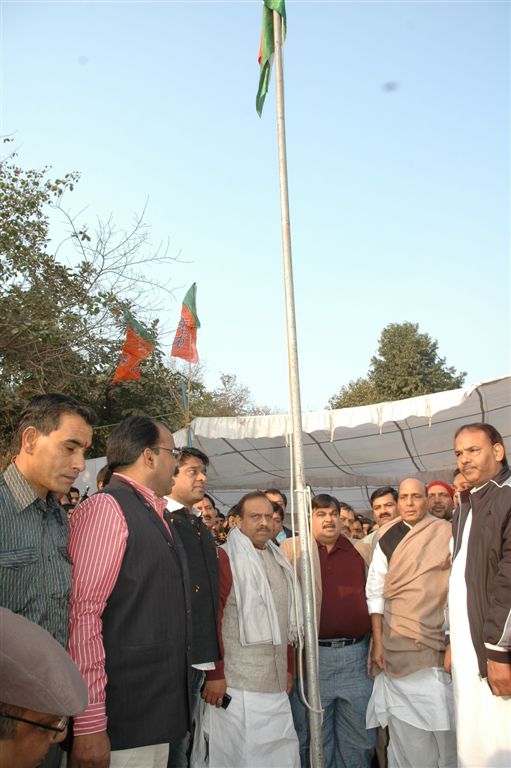 Shri Nitin Gadkari and Shri Rajnath Singh hoisting the National Flag at Dharna Sthal at Rajghat on January 26, 2011