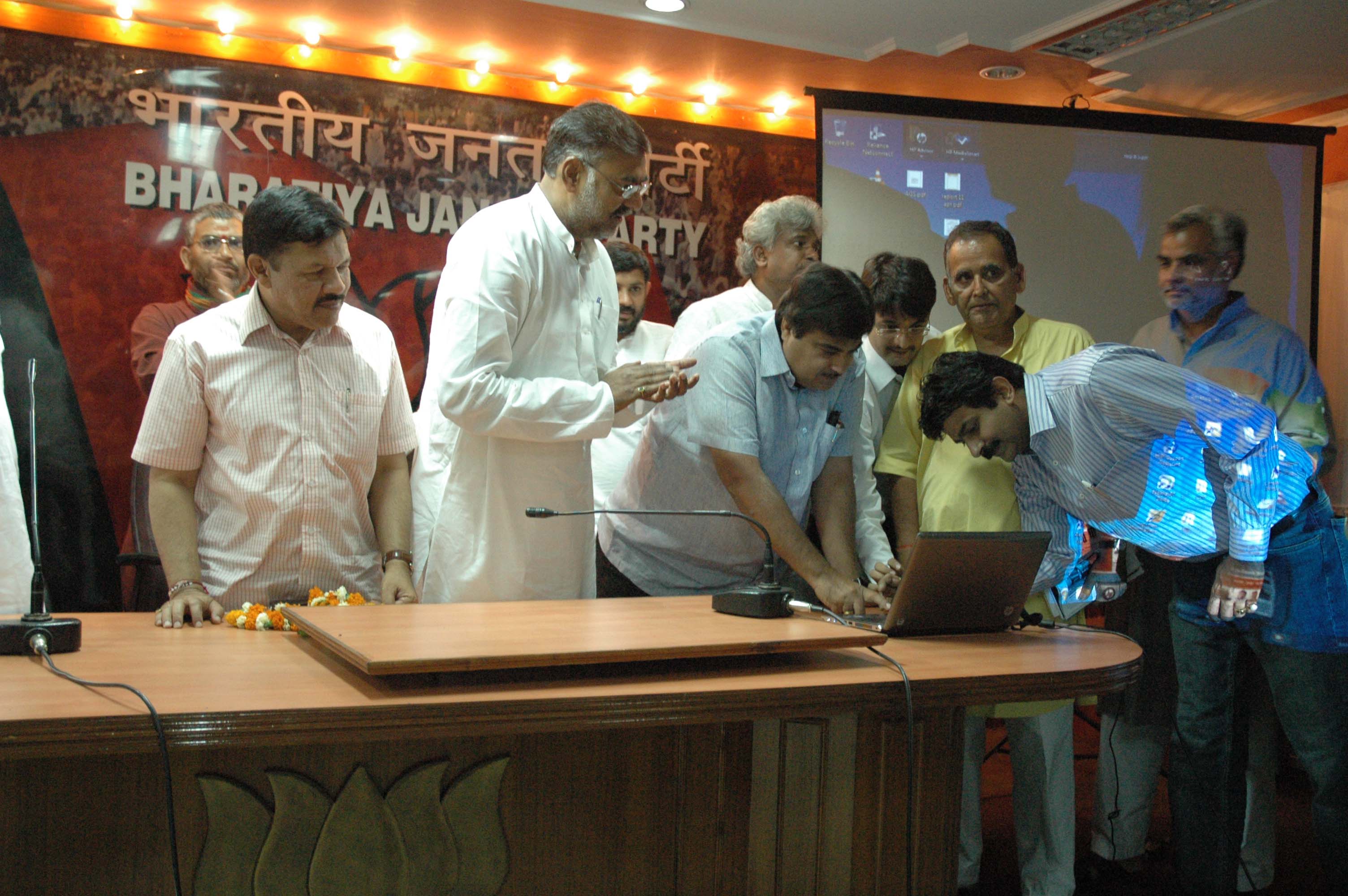 BJP National President, Shri Nitin Gadkari launching website of Bharatiya Janata Party Majdoor Sangh at 11, Ashoka Road, New Delhi on April 13, 2011