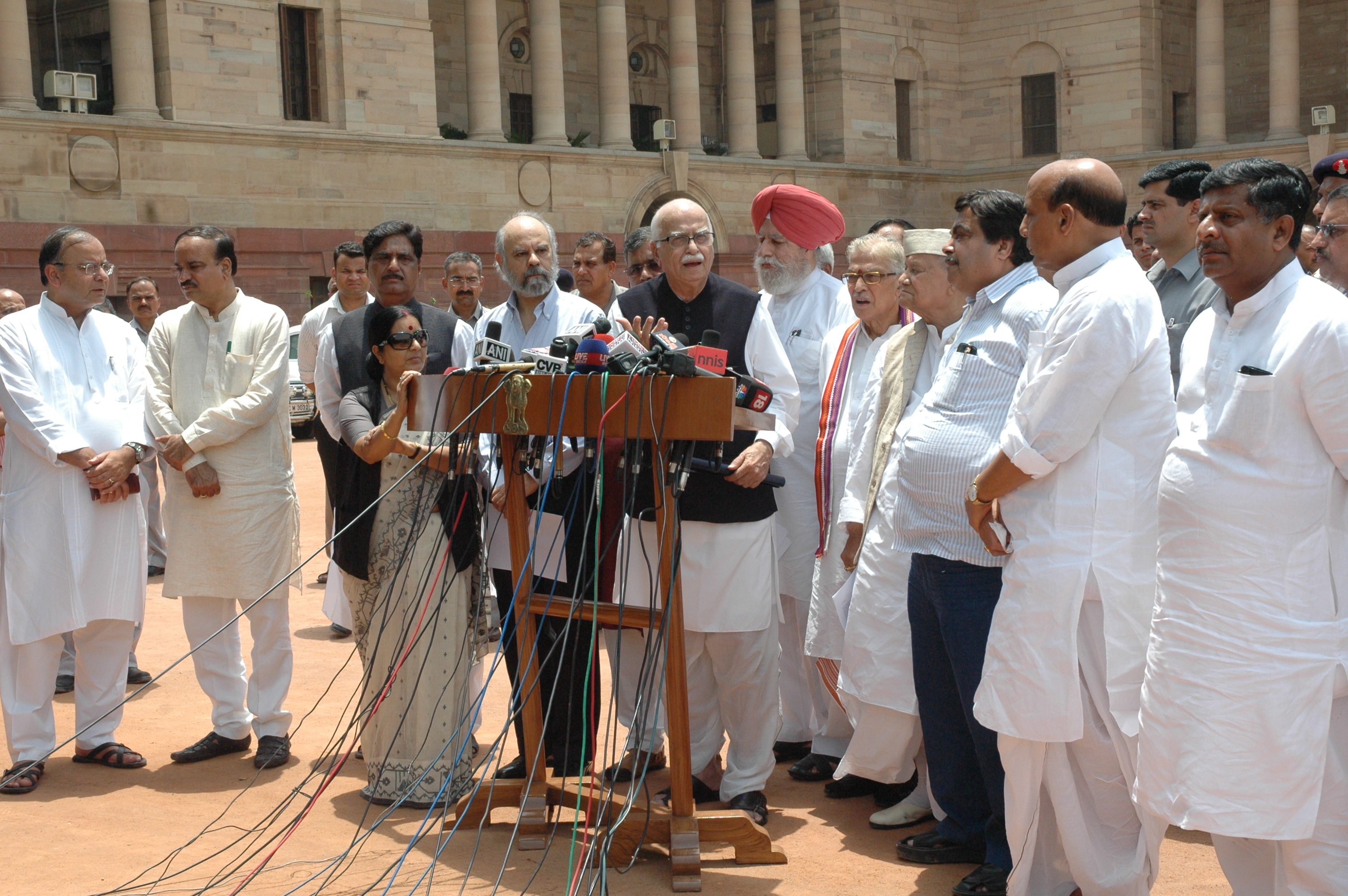 NDA Leaders submitted Memorandum to Mahamahim Rashtrapati at Rashtrapati Bhawan on June 06, 2011