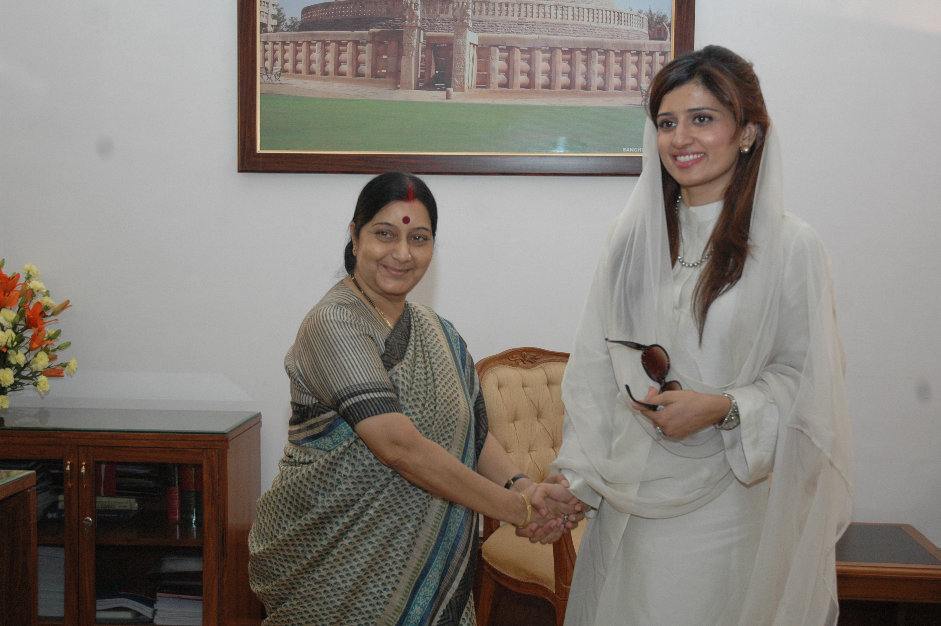 Smt. Sushma Swaraj with Pakistan Foreign Minister, Ms. Hina Rabbani Khar at Parliament House on July 27, 2011