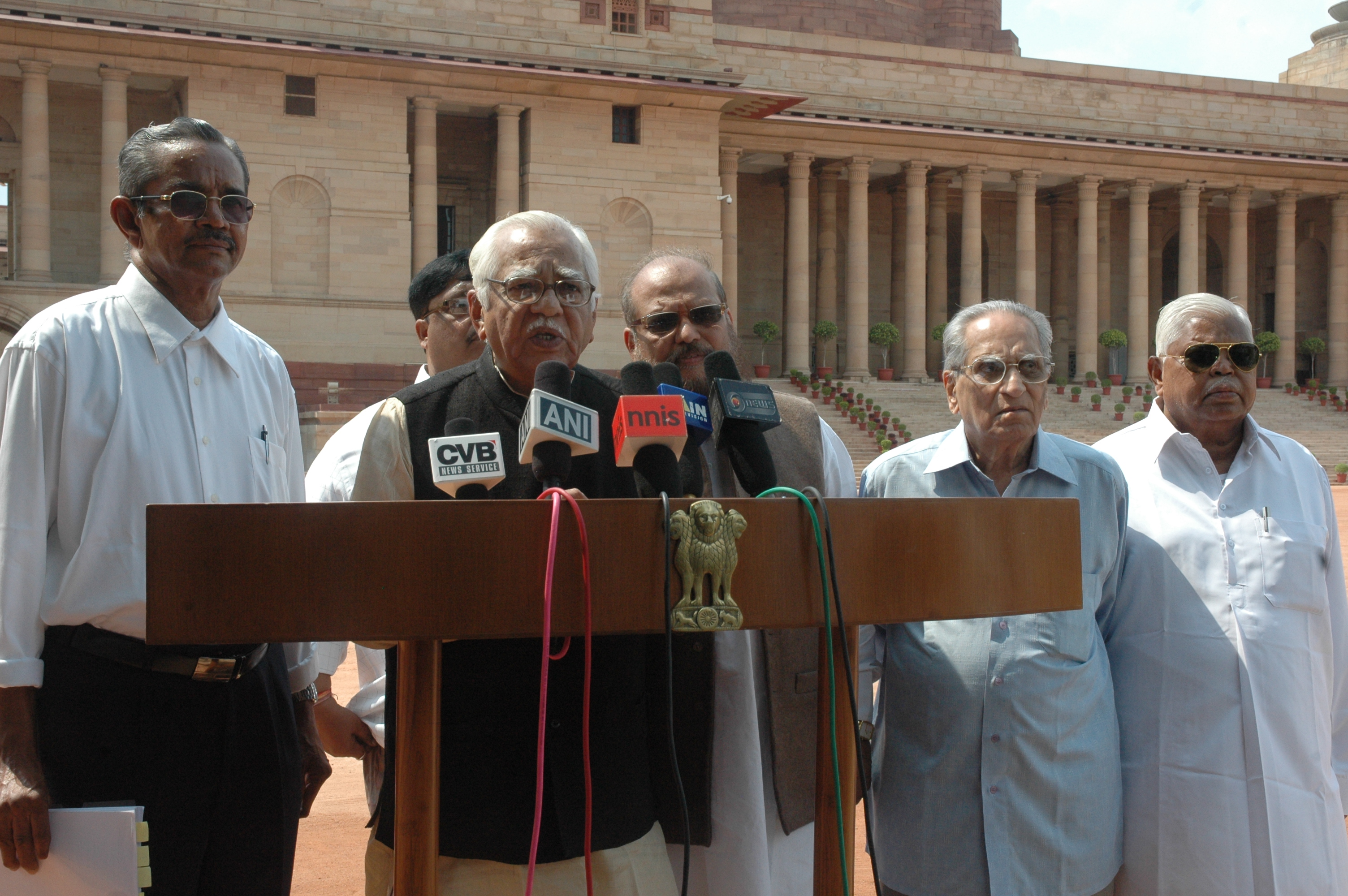 Shri Ram Naik submit a letter to to the President of India problems of Leprosy affected persons at Rashtrapati Bhawan on September 14, 2011