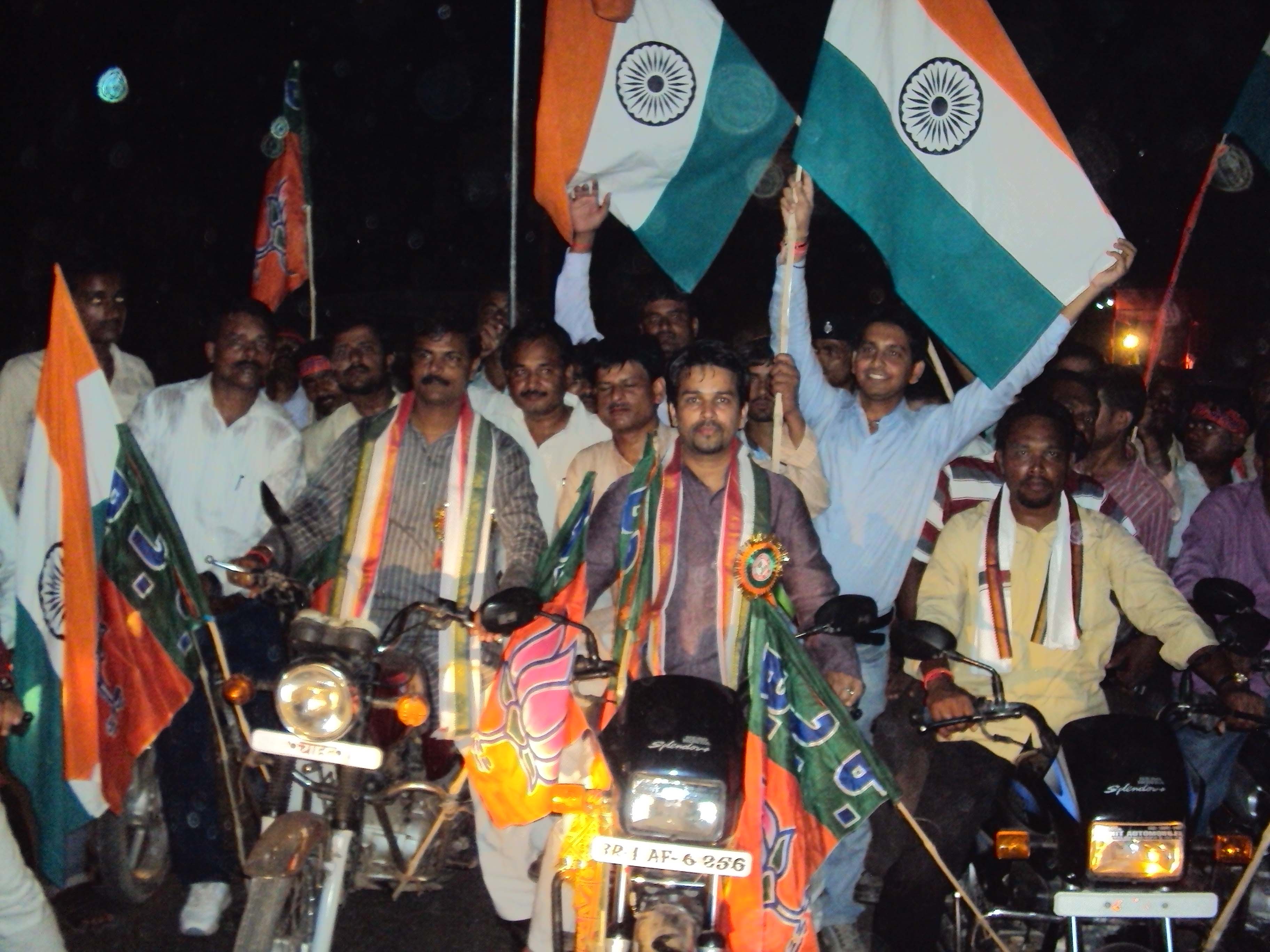 BJYM President, Shri Anurag Thakur welcomes Shri L.K. Advaniji''''s Jan Chetana Yatra in Hajjipur (Bihar) on October 11, 2011