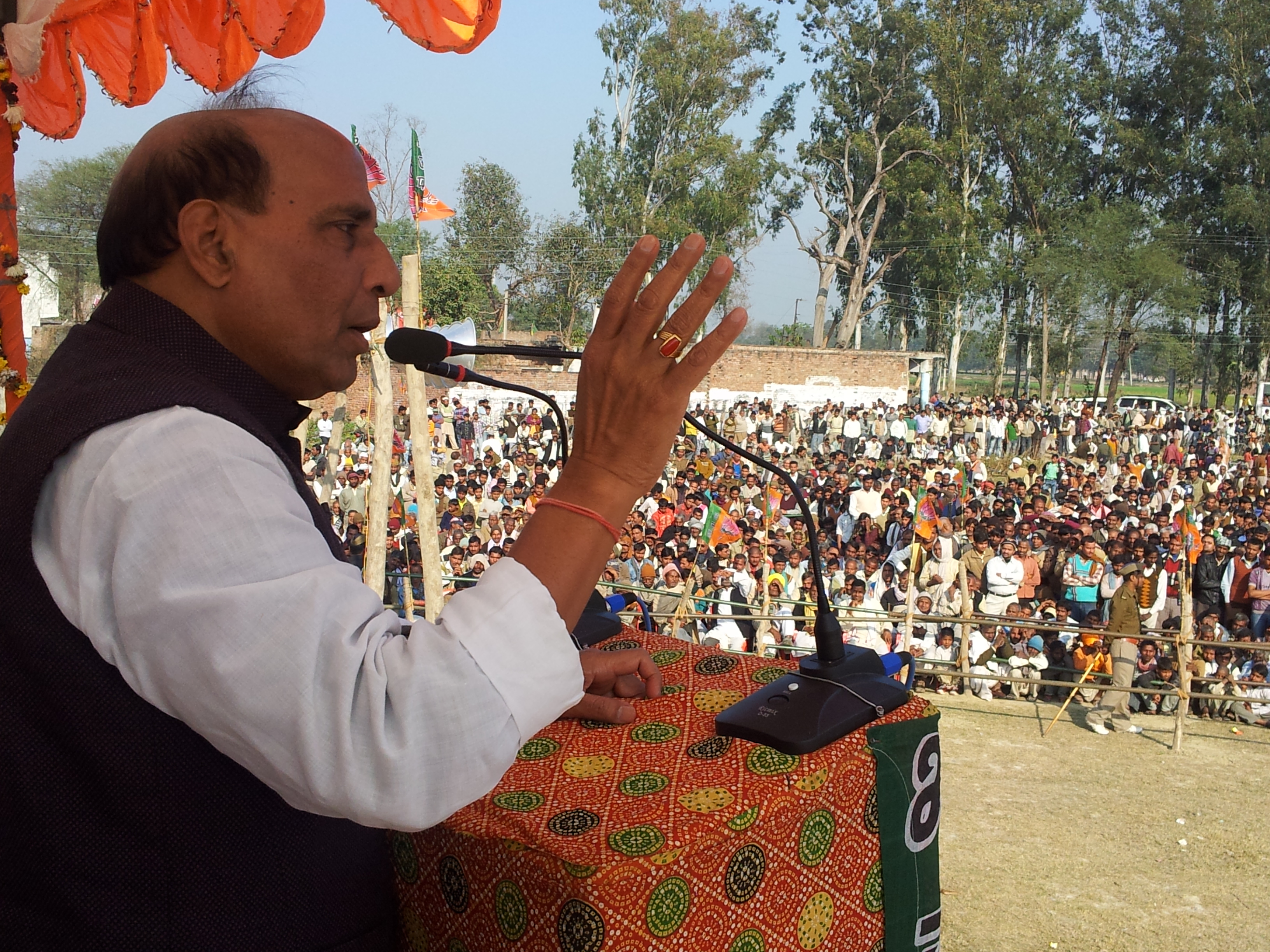 Shri Rajnath Singh addressing public meeting at Bhinga, Shravasti (Uttar Pradesh) on February 03, 2012