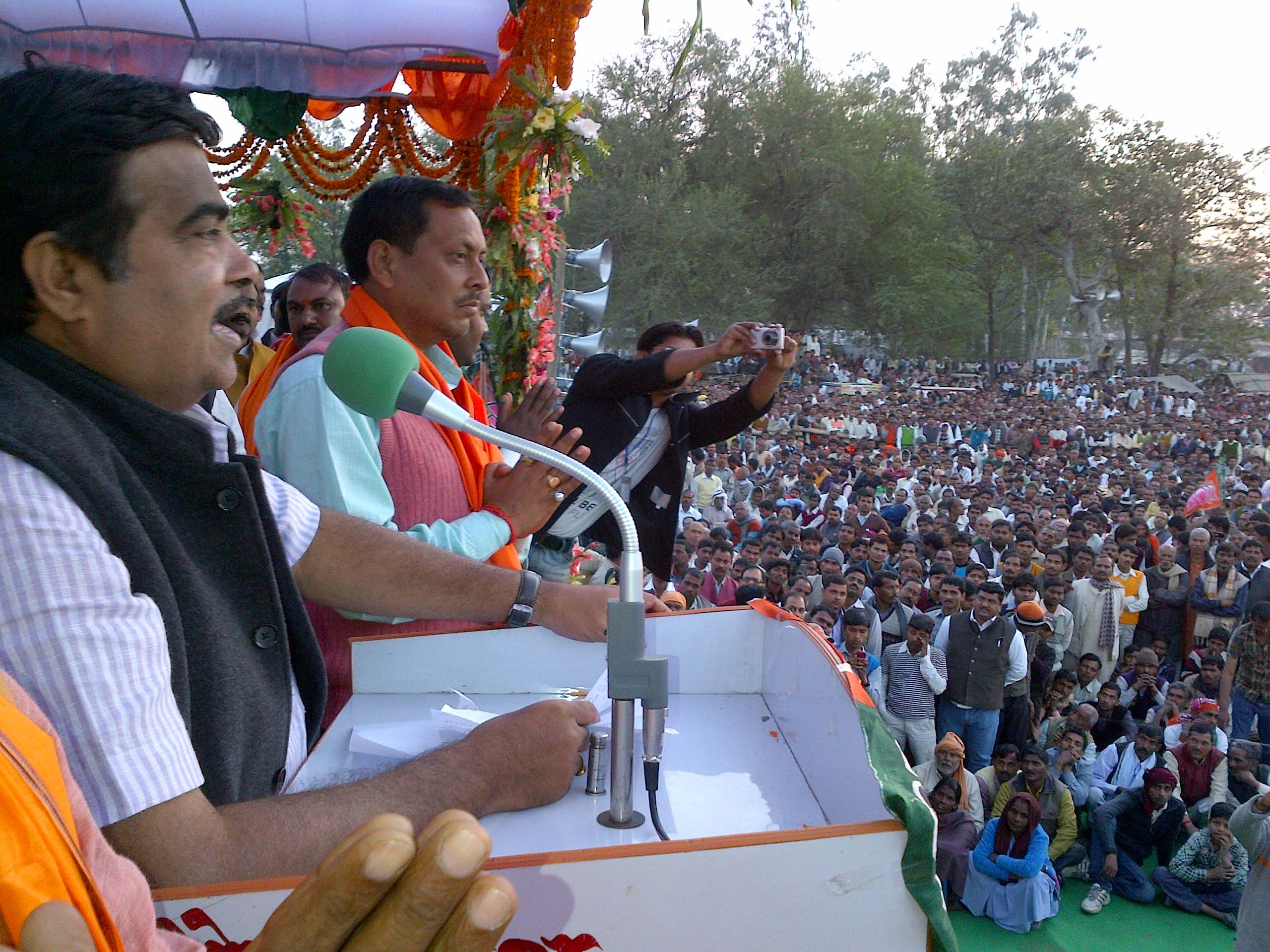 BJP National President, Shri Nitin Gadkari addressing a public meeting at Khalilabad (Uttar Pradesh) on February 06, 2012