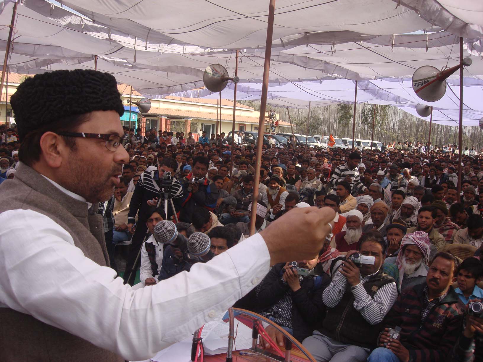 BJP National Vice President, Shri Mukhtar Abbas Naqvi addressing a public meeting at Mundhapanday , Moradabad (Uttar Pradesh) on February 19, 2012