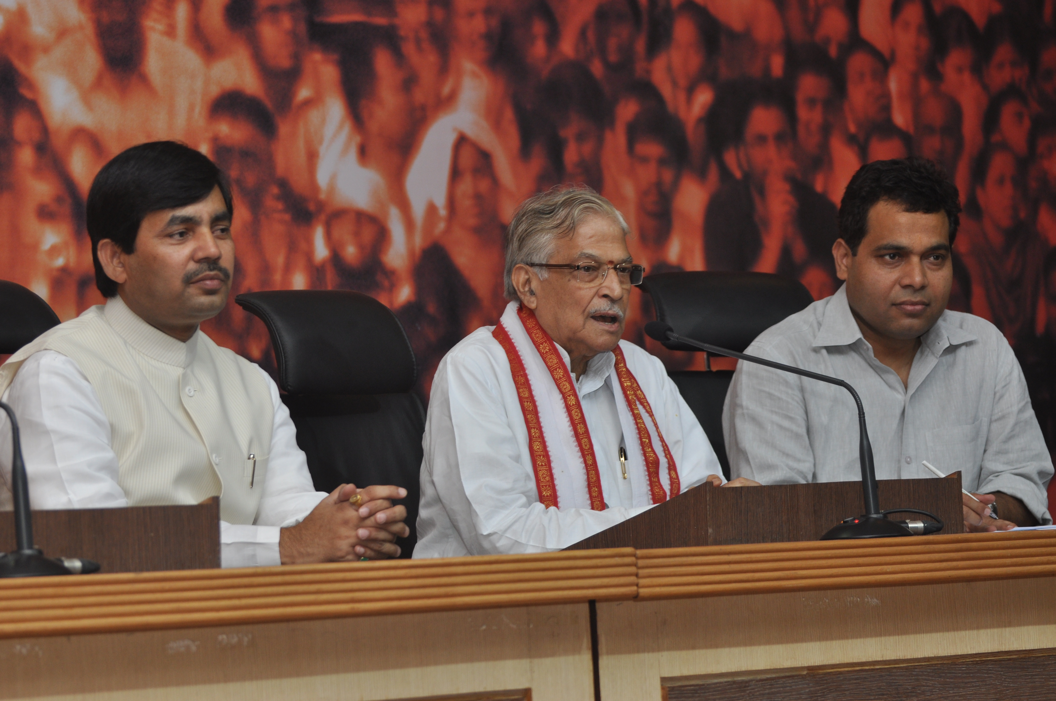 Dr. Murli Manohar Joshi addressing a press conference at 11, Ashoka Road, New Delhi on June 29, 2012