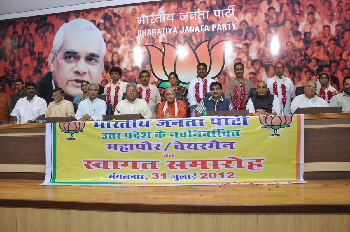 BJP President, Shri Nitin Gadkari and other BJP senior leaders felicitating winning Mayors of UP at 11, Ashoka Road, New Delhi on July 31, 2012