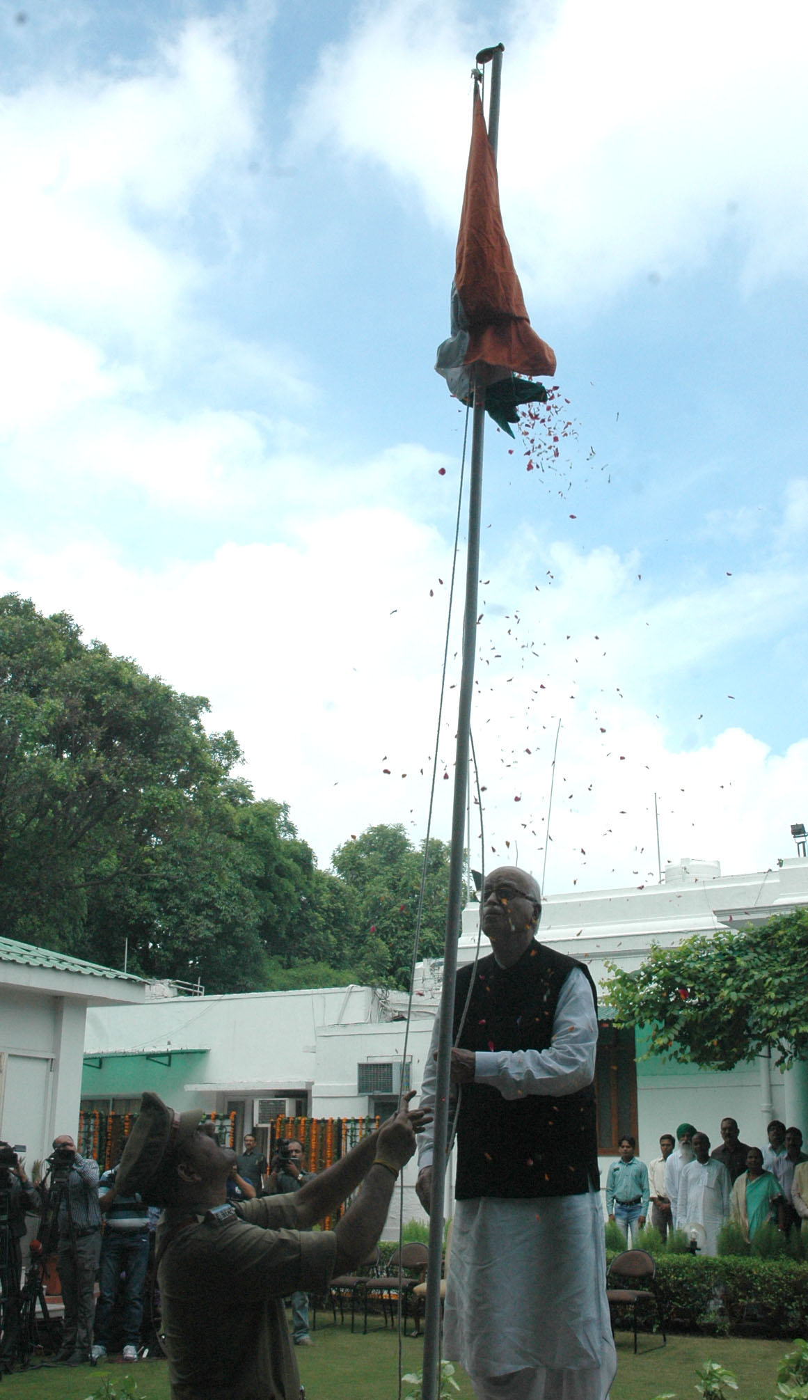 Shri L.K. Advani hoisting the National Flag on Independence Day at 30, Prithviraj Road, New Delhi on August 15, 2012