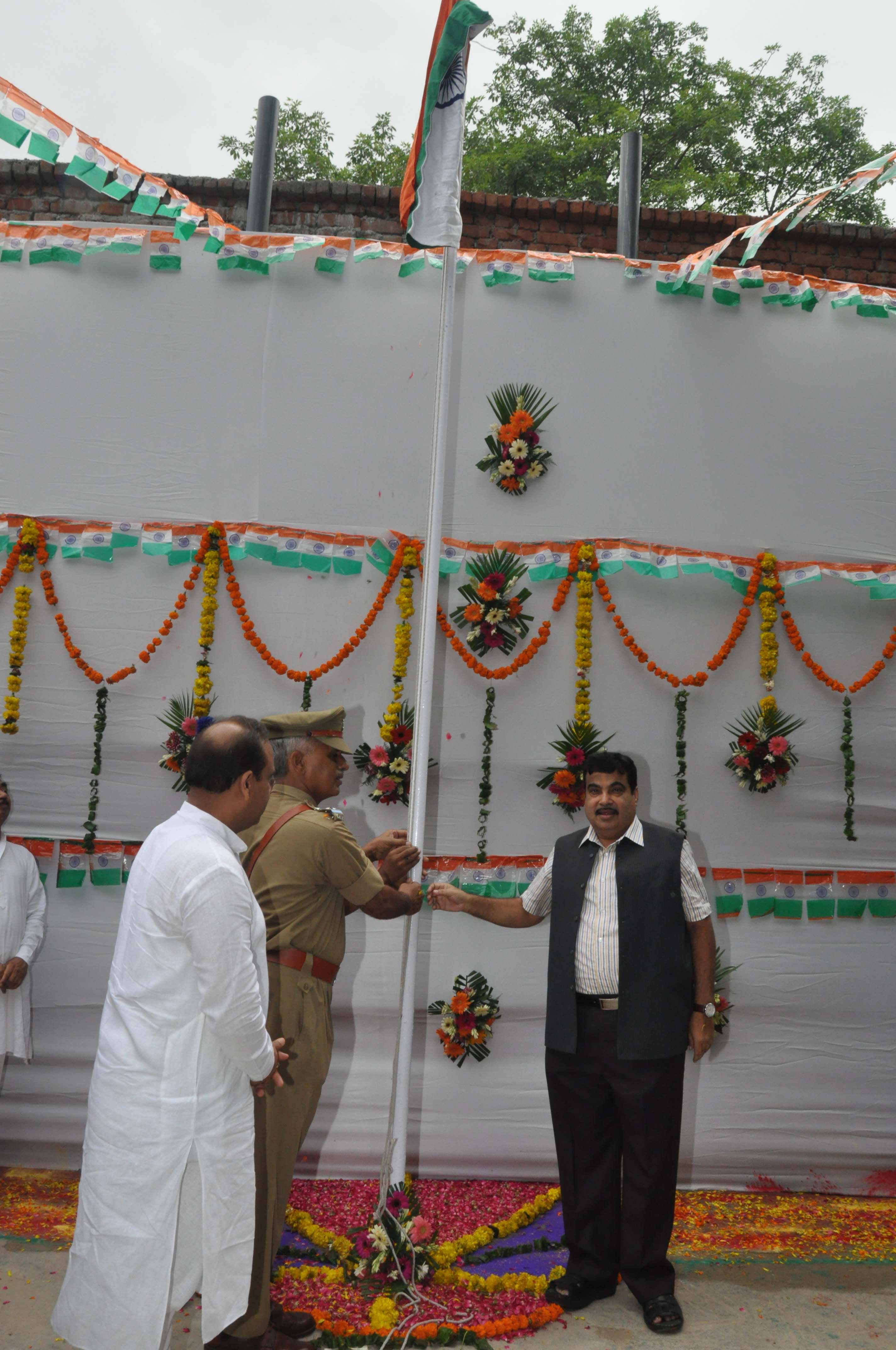 BJP President, Shri Nitin Gadkari hoisting the National Flag on Independence Day at 11, Ashoka Road, New Delhi on August 15, 2012