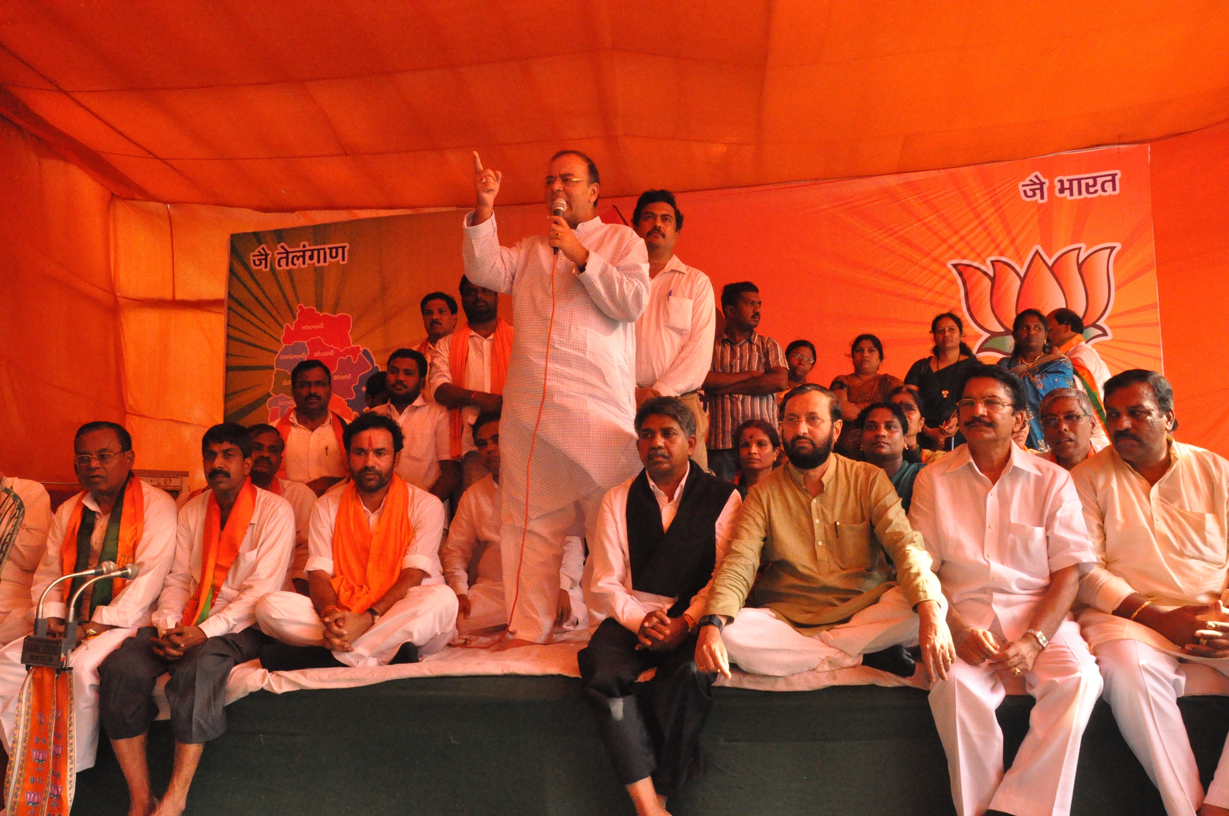 Shri Arun Jaitley, Leader of Opposition (Rajya Sabha) addressing BJP protest on Telangana issue at Jantar Mantar, New Delhi on September 04, 2012