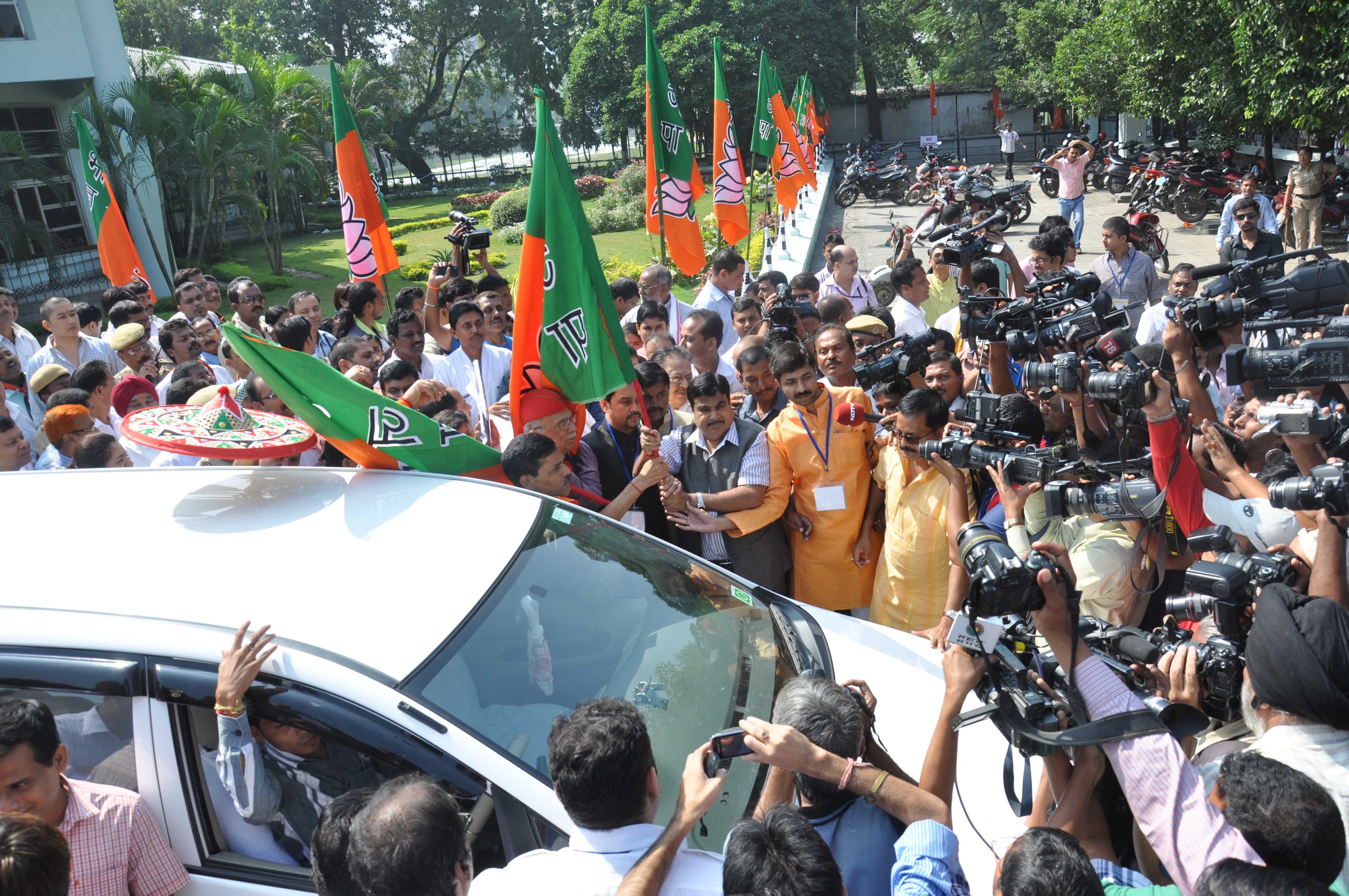 BJP President, Shri Nitin Gadkari flagged off 'Shahid Shradhanjali Yatra' by BJYM at ITA Centre, Machkhowa, Guwahati on October 18, 2012