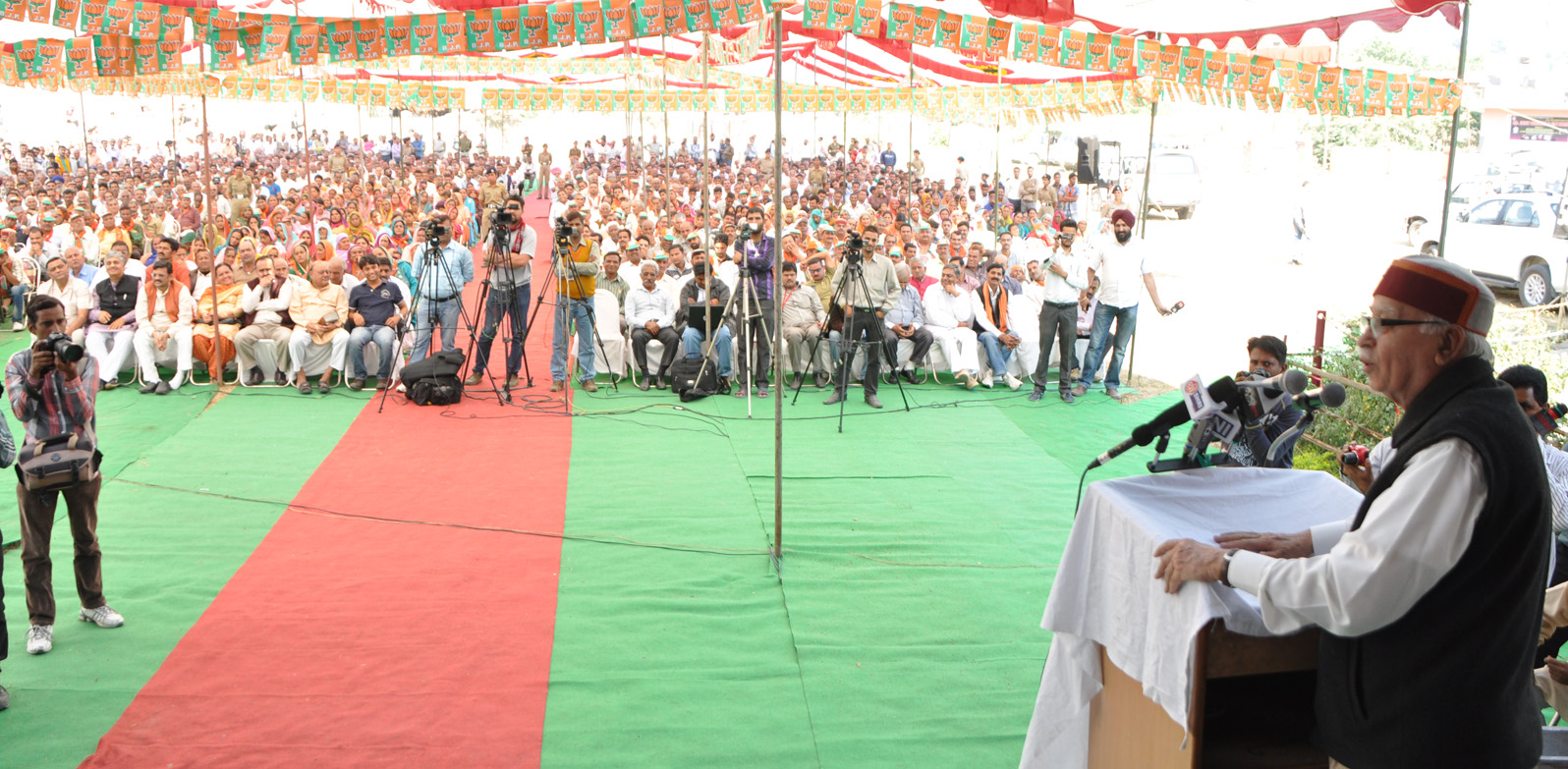 Shri L.K. Advani addressing a public meeting at Amb (Chintpurna Assembly), Dist. Una, Hinchal Pradesh on October 28, 2012