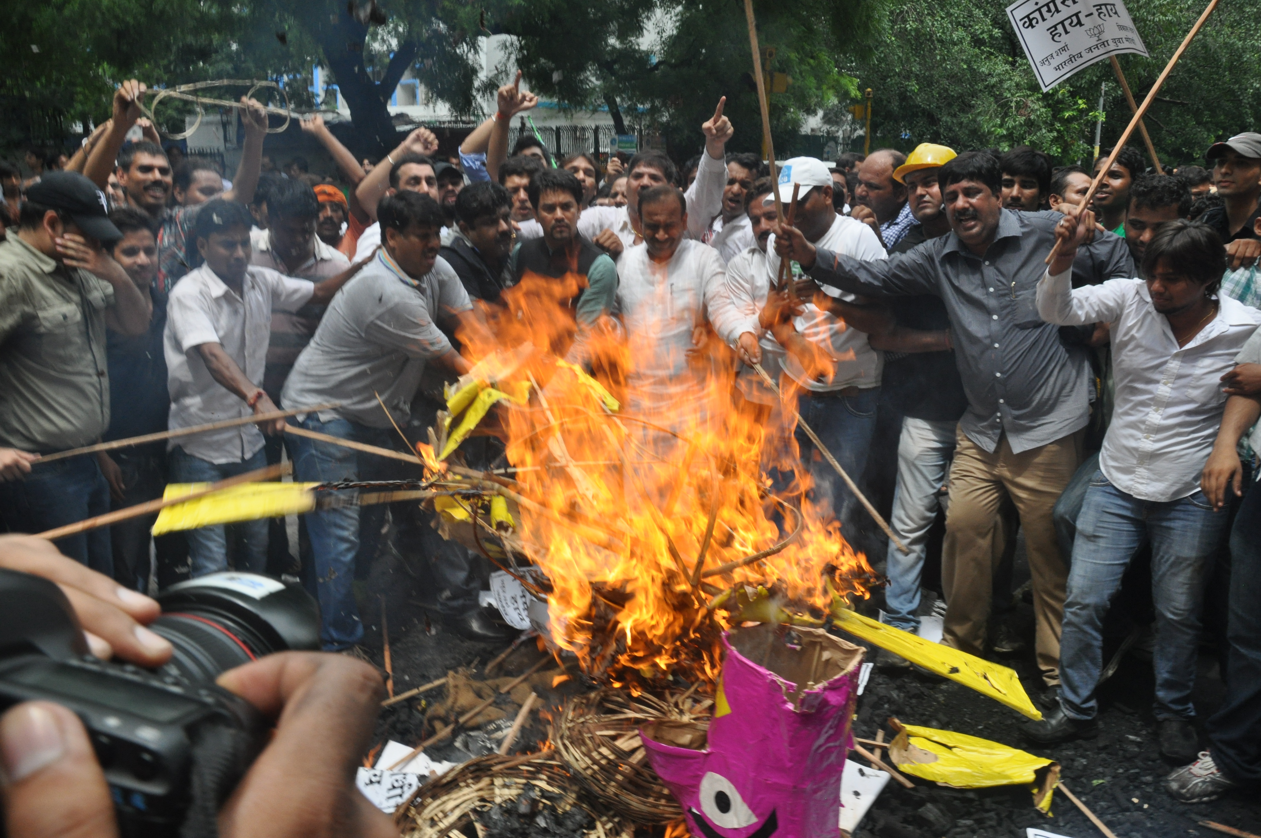 Shri Anurag Thakur and Shri Vijendra Gupta burning effigy of Prime Minister on the issue of Coal Scam at Jantar Mantar, New Delhi on August 29, 2012